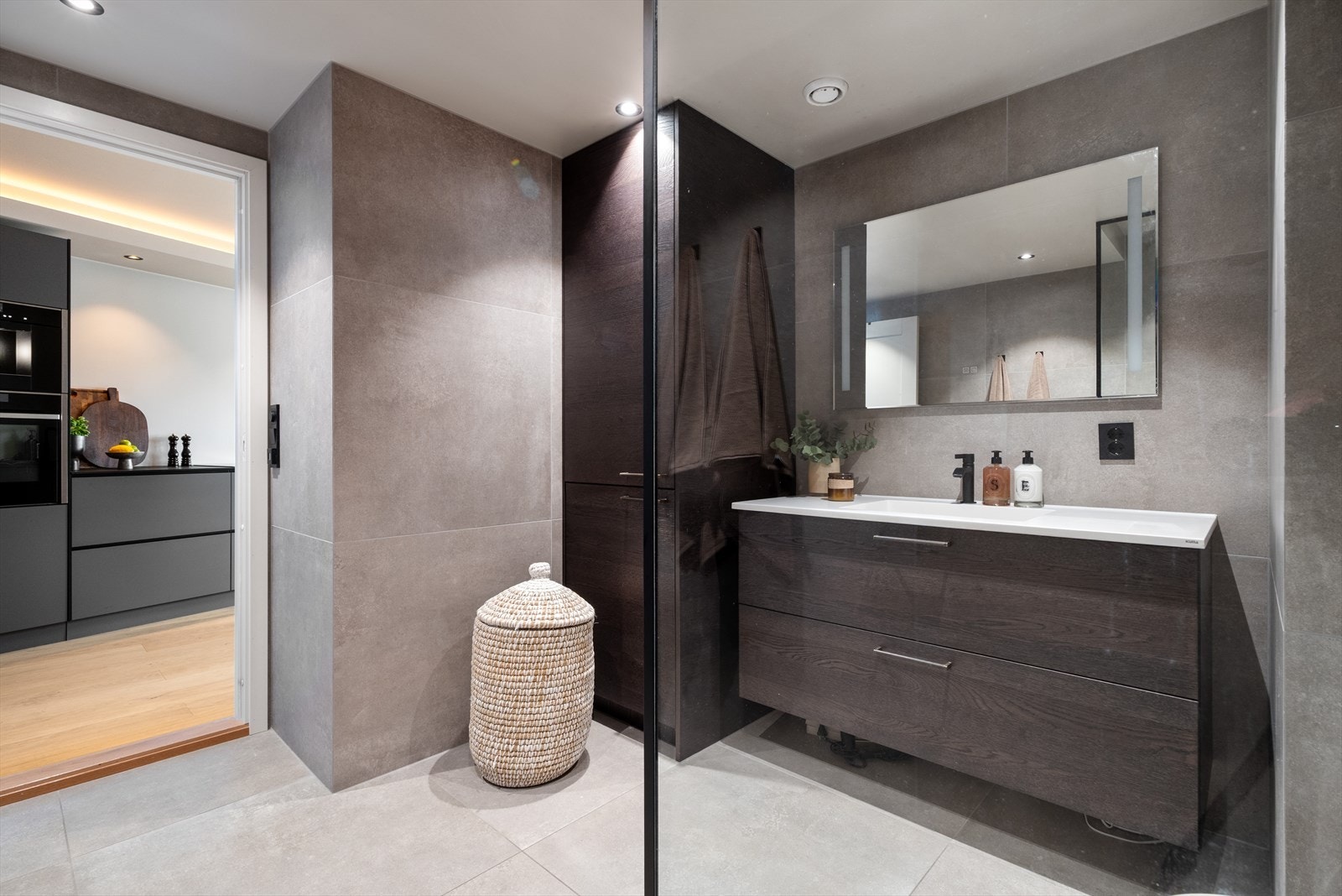 Legg også merke til de sorte detaljene på støpsel og brytere i leiligheten. Galleribilde