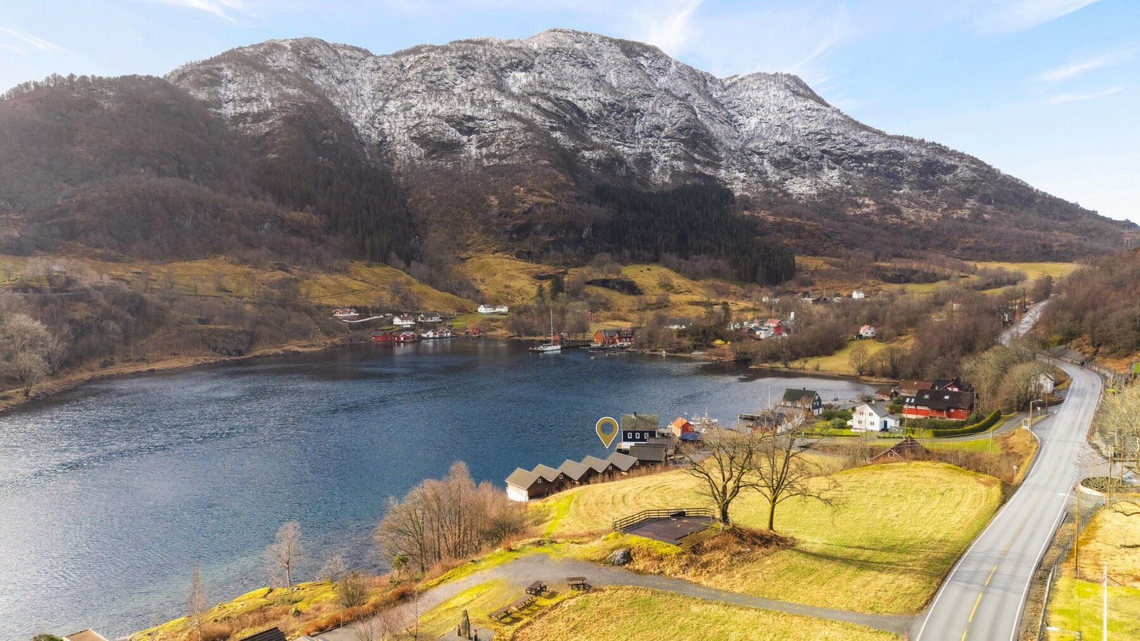 Ilsvåg ligger idyllisk til innerst i Vindafjorden i Rogaland.
Området er ideelt for båtliv og fiske fra både land og båt. Galleribilde