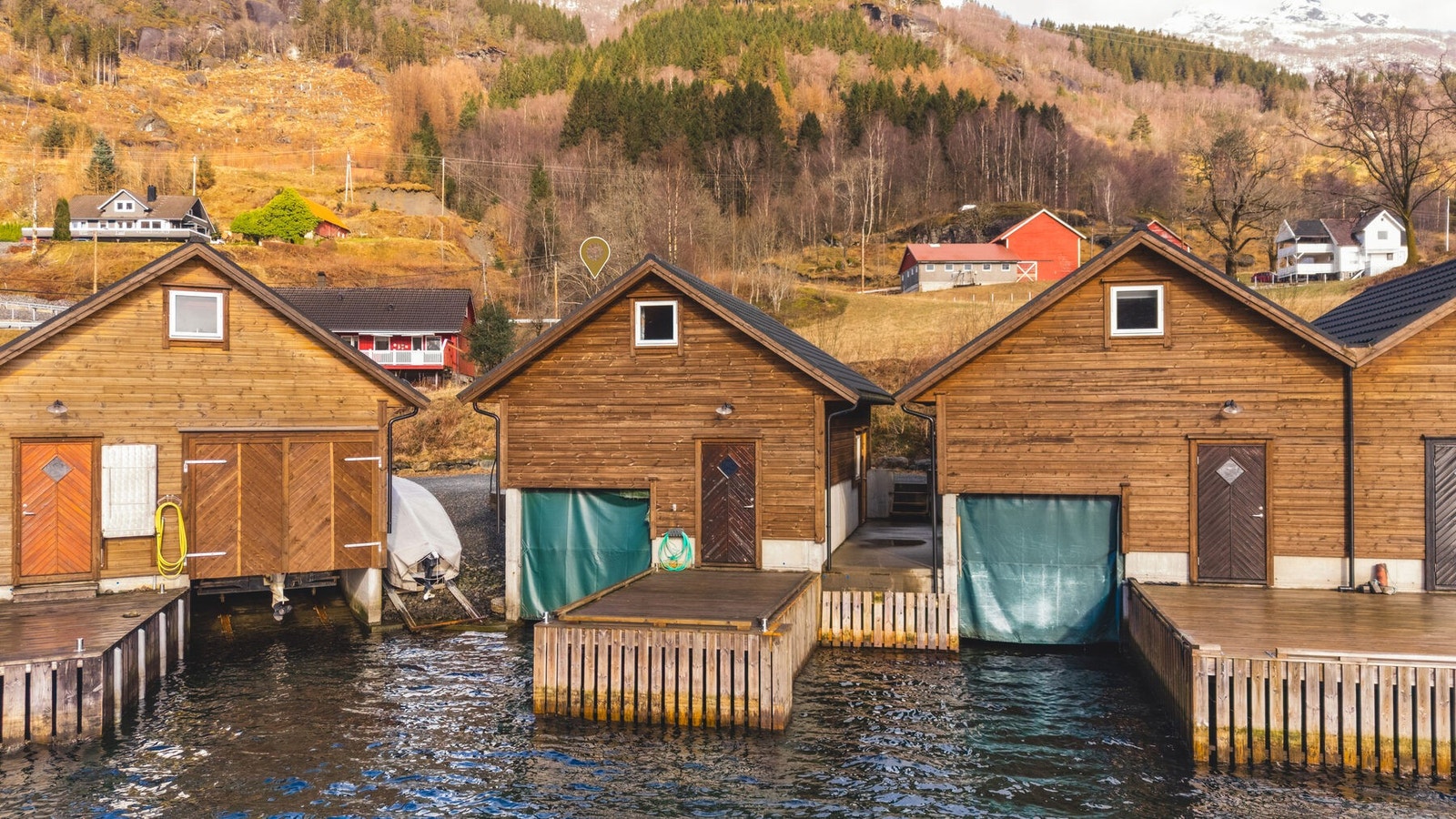 Båtgarasje hvor båten kan ligge i vann inne i naustet. Galleribilde
