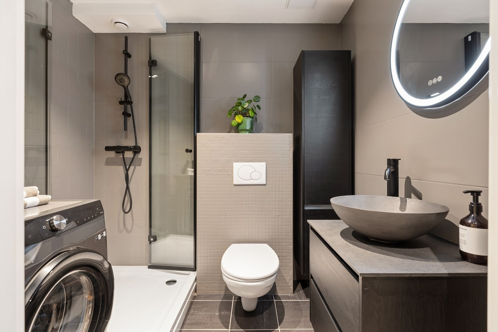 Badet ble modernisert i 2023 med ny innredning, inkludert en servant i Silica mikrosement og sorte armaturer. Galleribilde