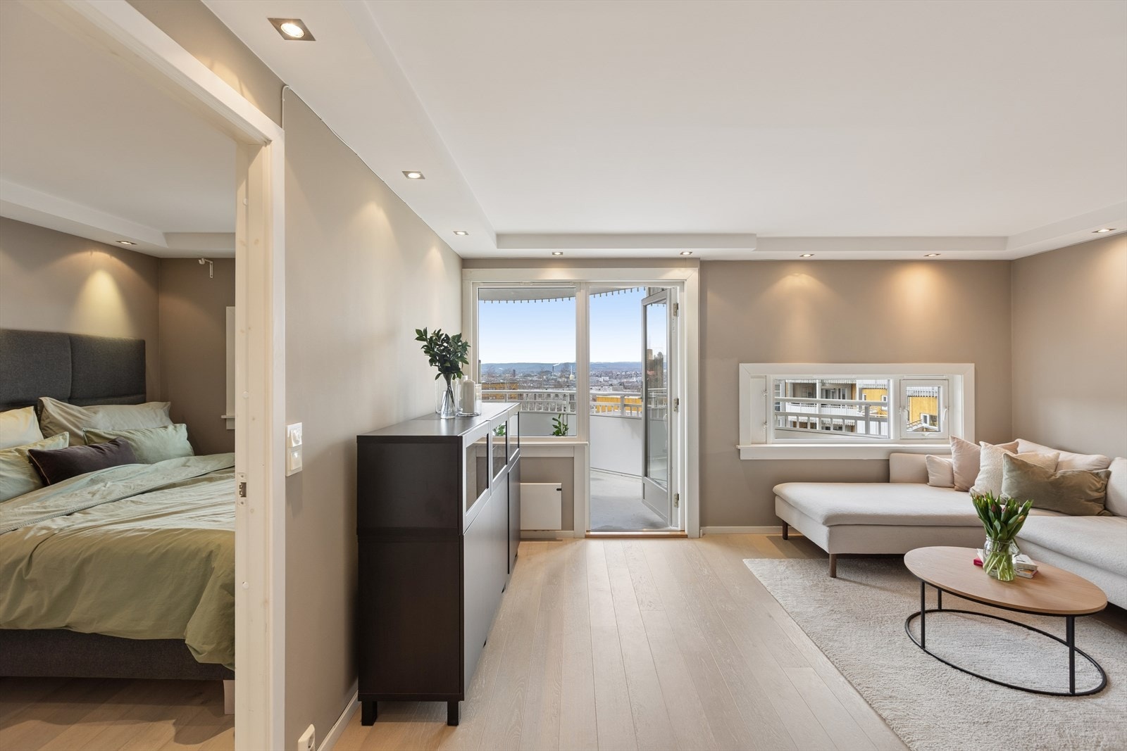 Gjennomgående 1-stavs eikeparkett fra 2022 og downlights i kasser gir et helhetlig og moderne uttrykk. Galleribilde