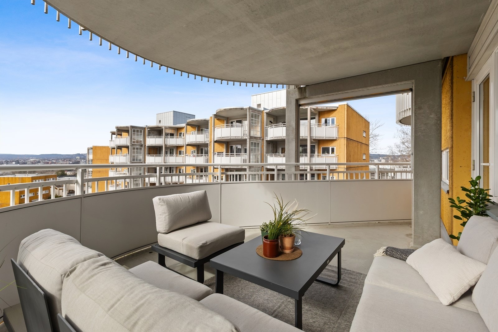 Den vestvendte balkongen på ca. 14 m² fungerer som en ekstra stue. Galleribilde