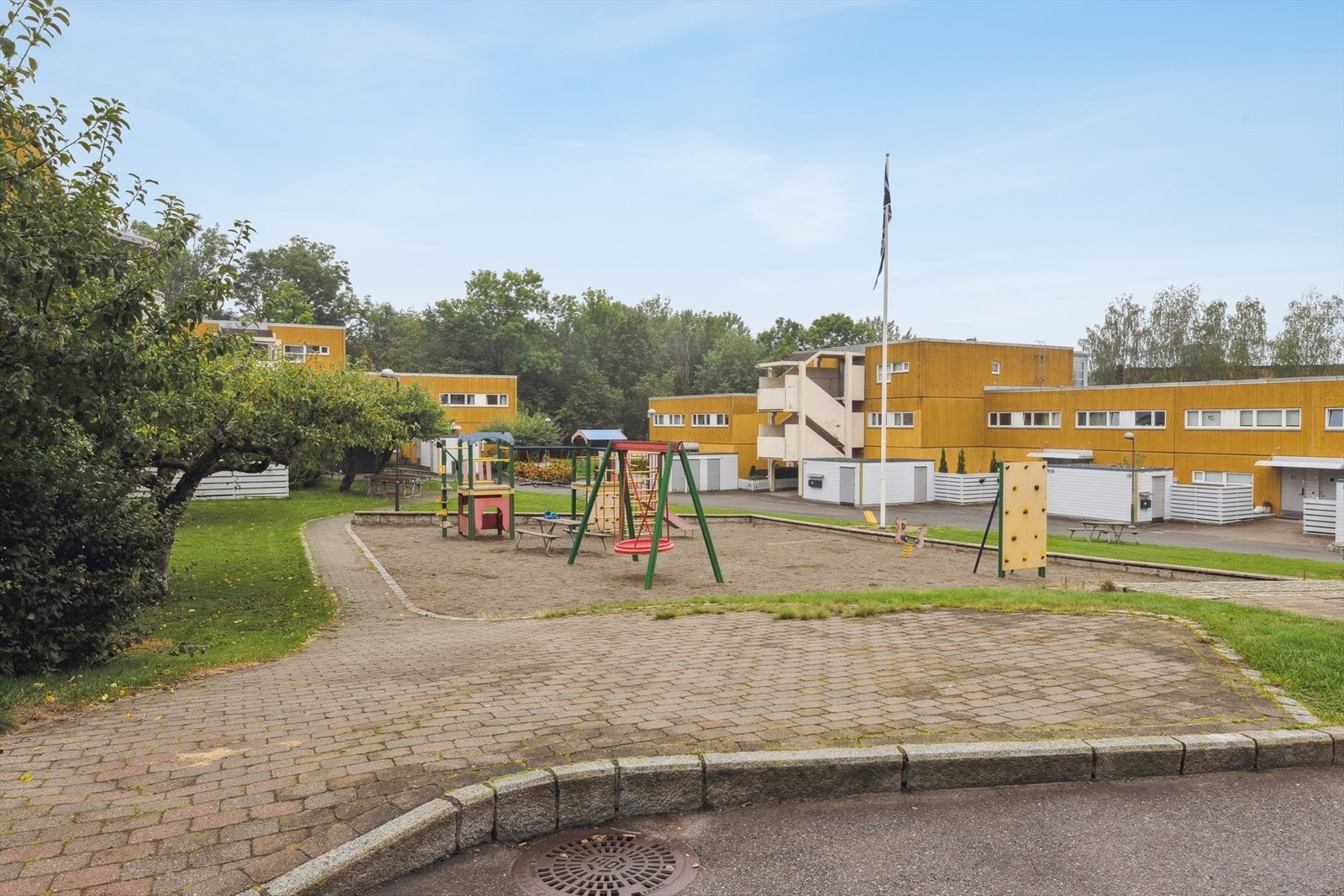 Det er hyggelig opparbeidet grøntområder, lekeplasser rundt og mellom bebyggelsen på eiendommen. Galleribilde