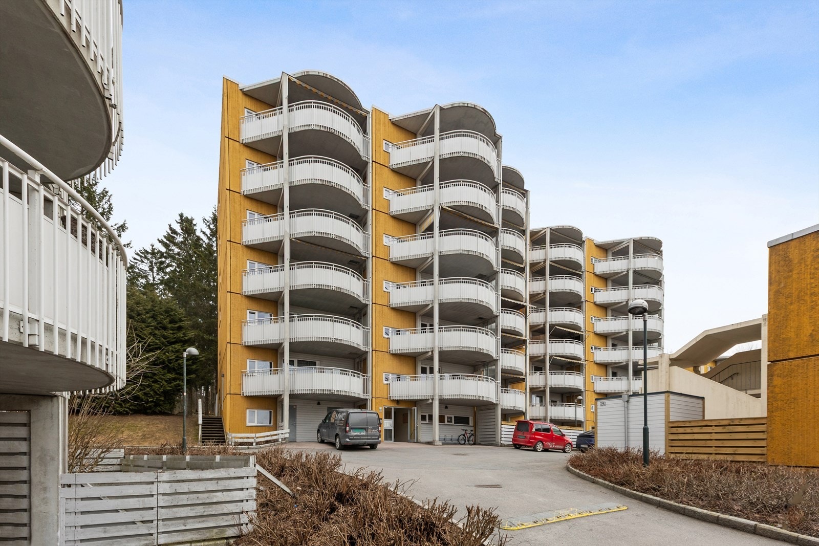 Leiligheten ligger fint til i boligblokk med heisadkomst direkte til etasjen. Galleribilde