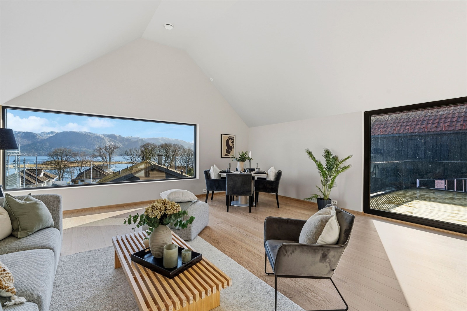Stuen har en skikkelig god takhøyde og store vindusflater. Dette bidrar til ekstra god romfølelse i tillegg til en herlig utsyn nedover til fjord og fjell. Galleribilde
