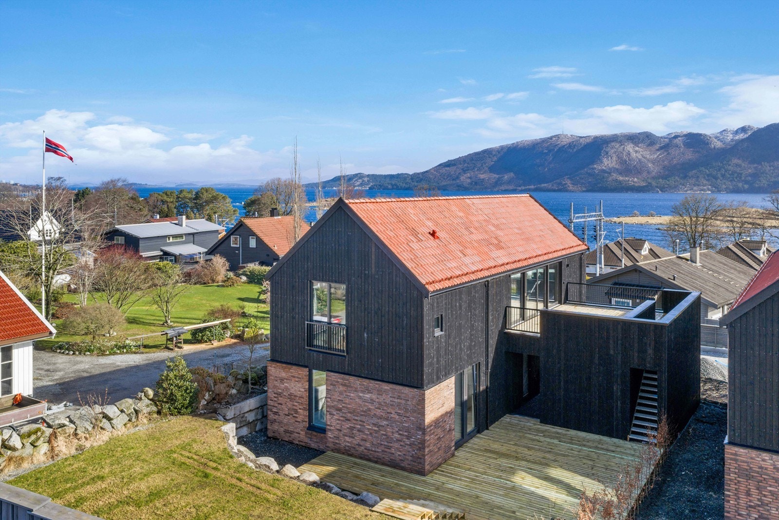 Eiendommen har romslig hage, stor solplatting, takterrasse m.m. Her kan man følge solen fra tidlig morgen og nyte utsynet ned mot fjord og fjell. Galleribilde