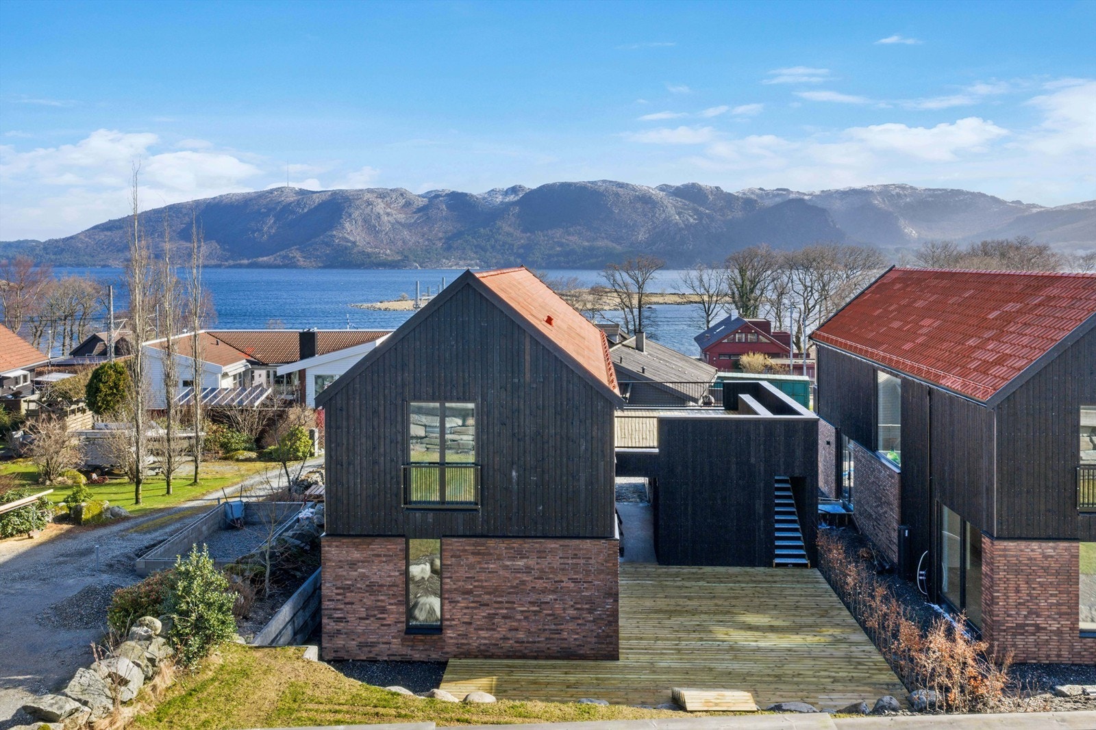Gauselkneiken 38C. Du kan gå helt rundt egen bolig og det er trappe adkomst opp til takterrassen. Galleribilde