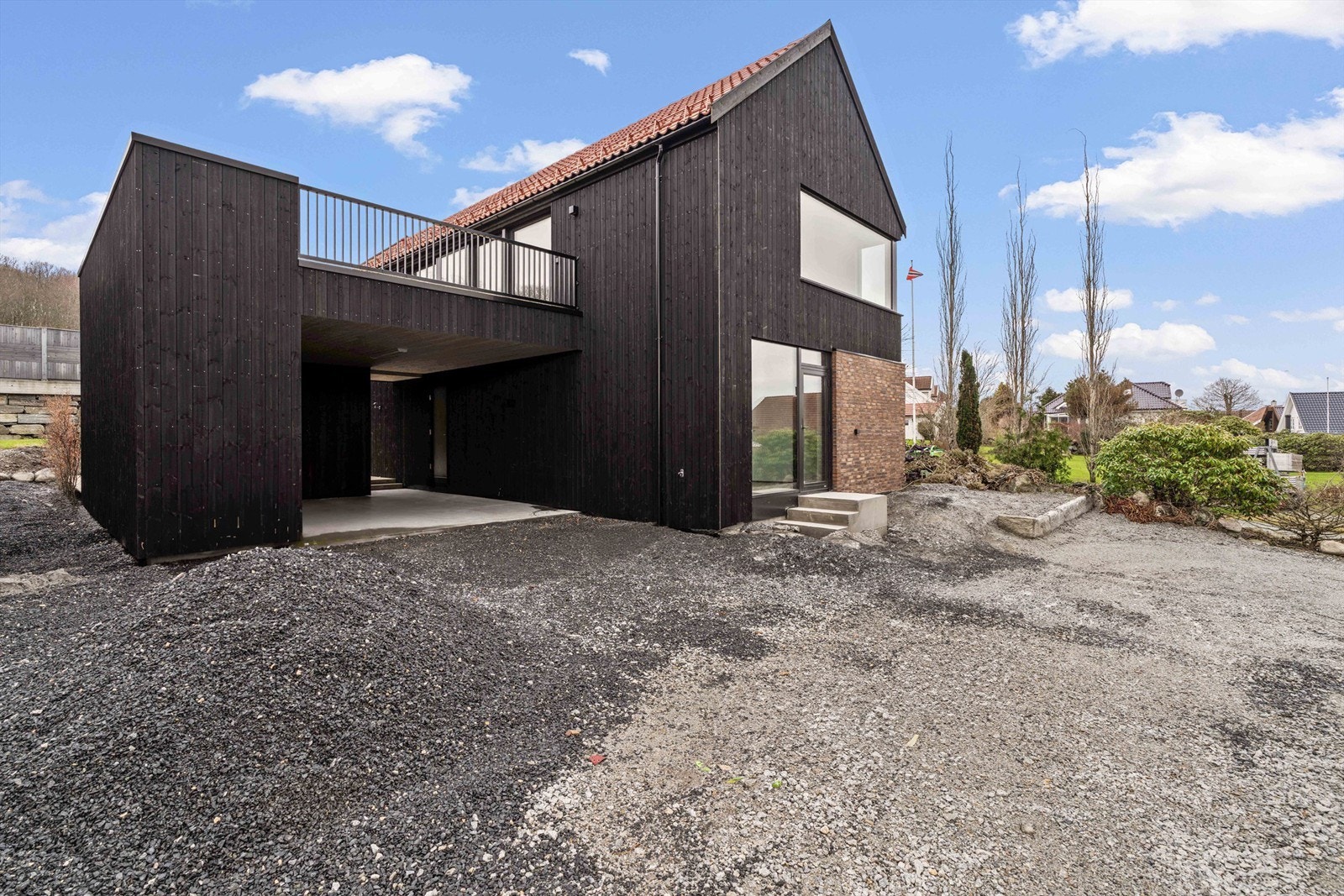 Gårdsrom foran carport og veien foran alle 3 boliger, blir asfaltert av utbygger så snart alt er ferdig. Galleribilde