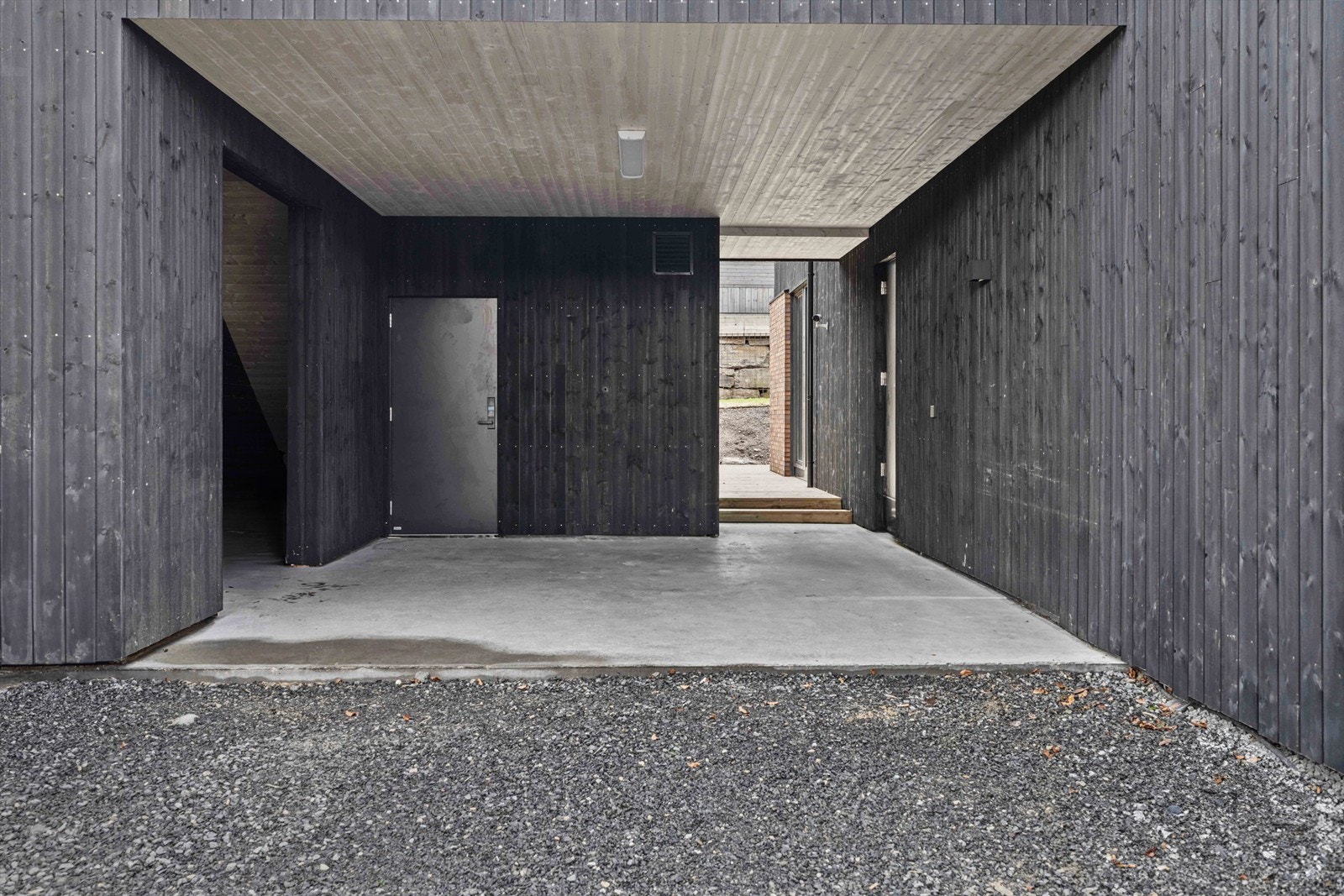 Carport med redskapsbod til venstre (skyvedørsløsning komemer) og sportsbod i bakkant. Det er trekkerør i vegg til boden, for mulig oppkobling av el-bil lader. Galleribilde