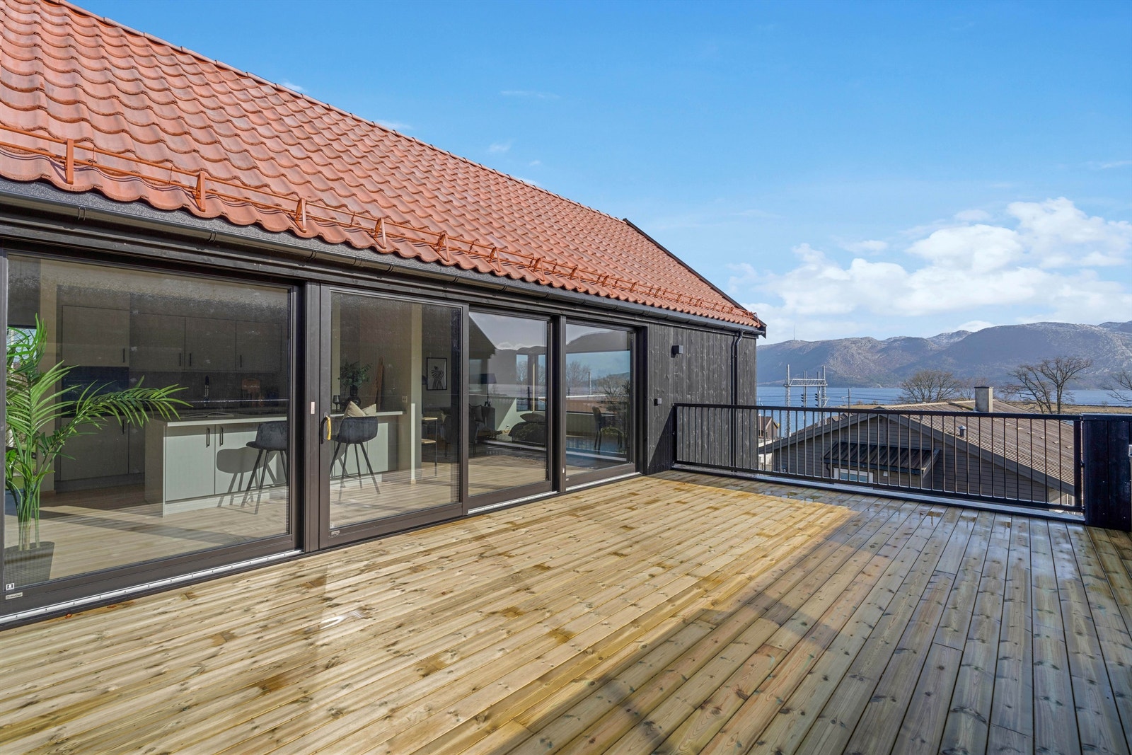 En helt utrolig herlig takterrasse på ca. 35 kvm. Herfra der det flott utsyn, gode solforhold og en naturlig forlengelse av husets 2 etasje på de varme sommerdager. Galleribilde