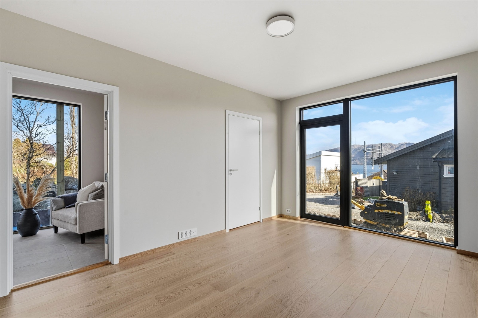 Hybelmulighet i rom med tilgang til eget bad (dør til høyre. Det er egen dør inn fra gårdsrommet. Rommet fungerer også perfekt som et soverom nr. 4 i huset eller kanskje som egen TV stue om ønskelig. Galleribilde