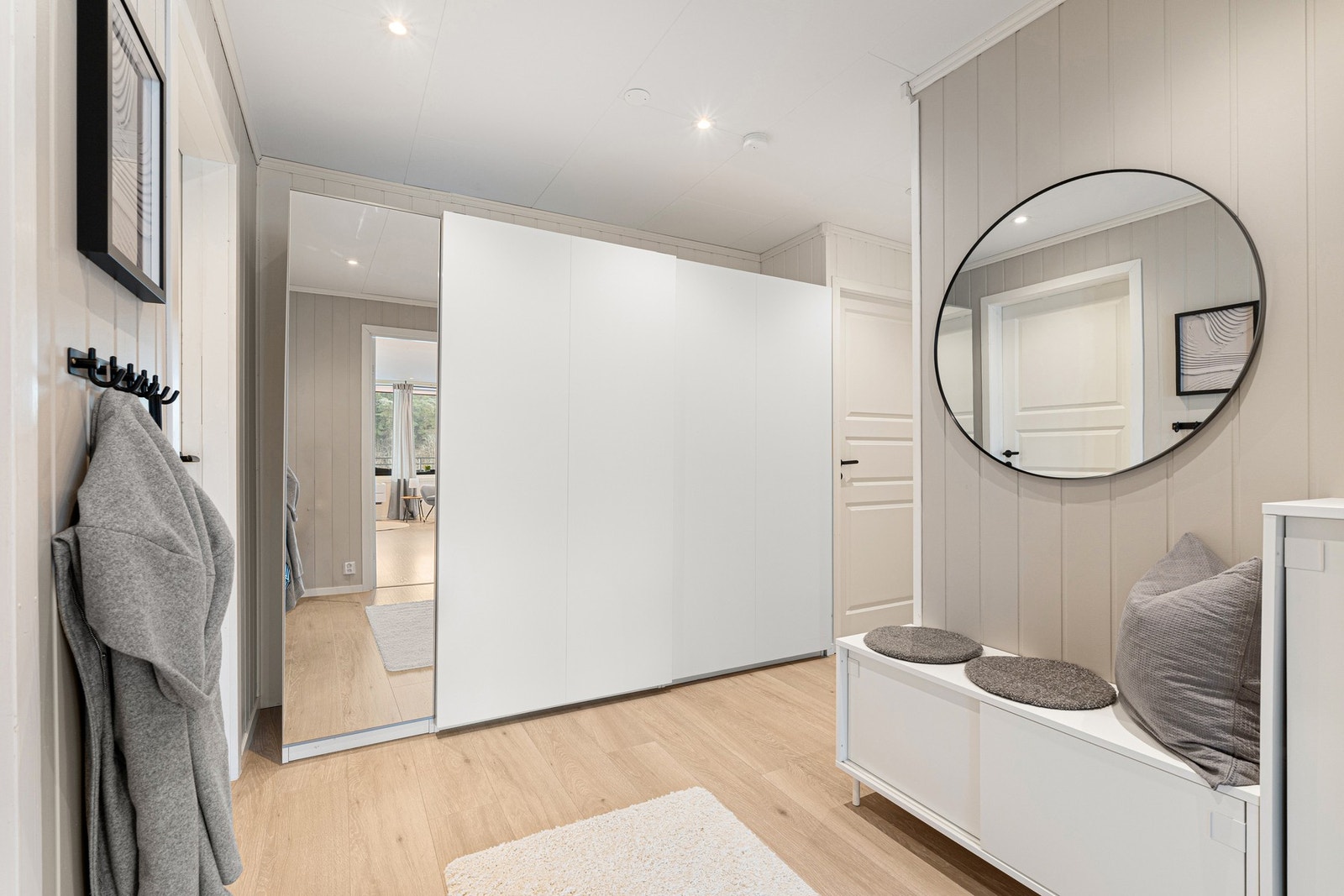 Stor skyvedørsgardeobe med god plass til oppbevaring av yttertøy. Galleribilde