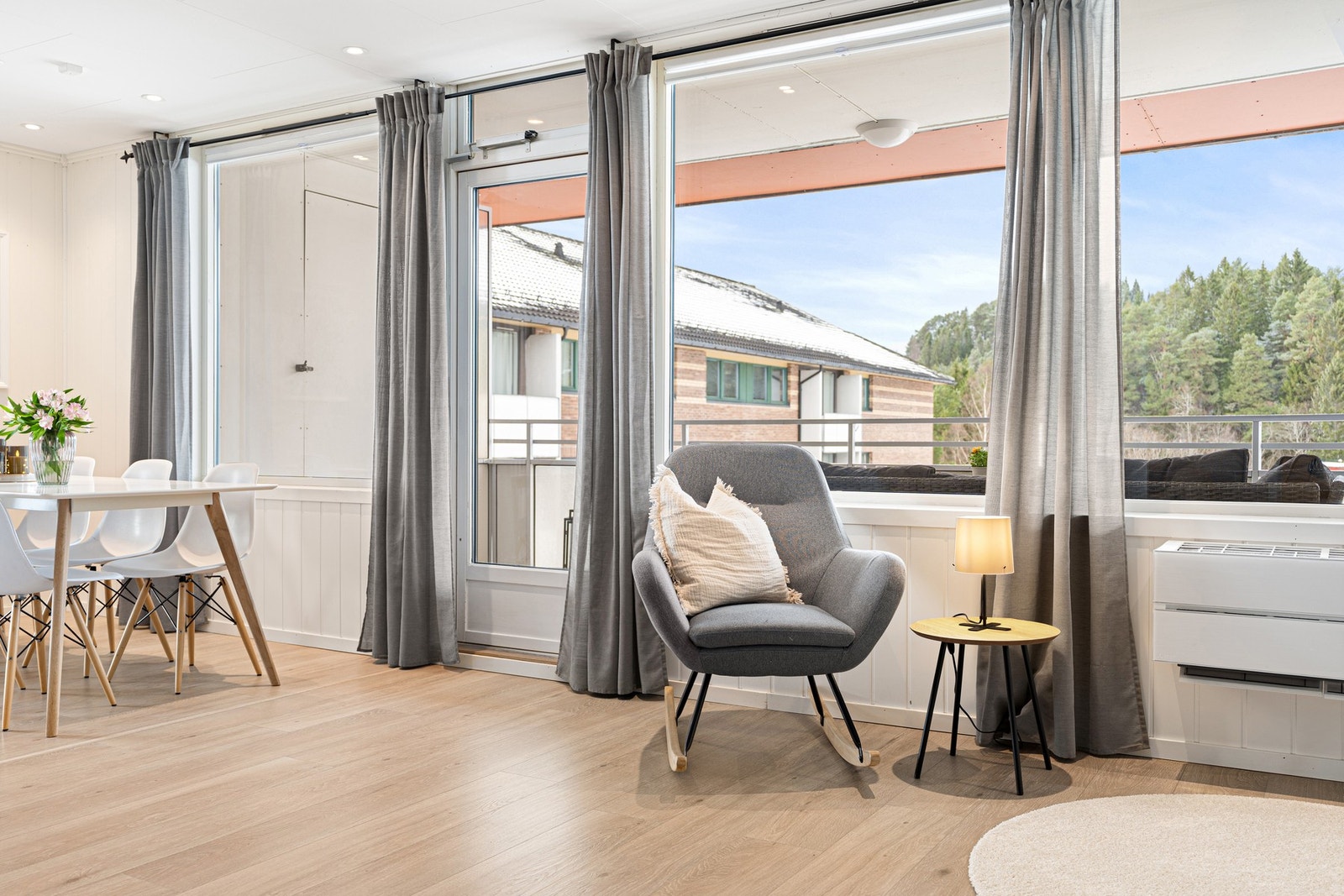 Store vindusflater gir godt med lysinnslipp og skaper en god romfølelse. Galleribilde