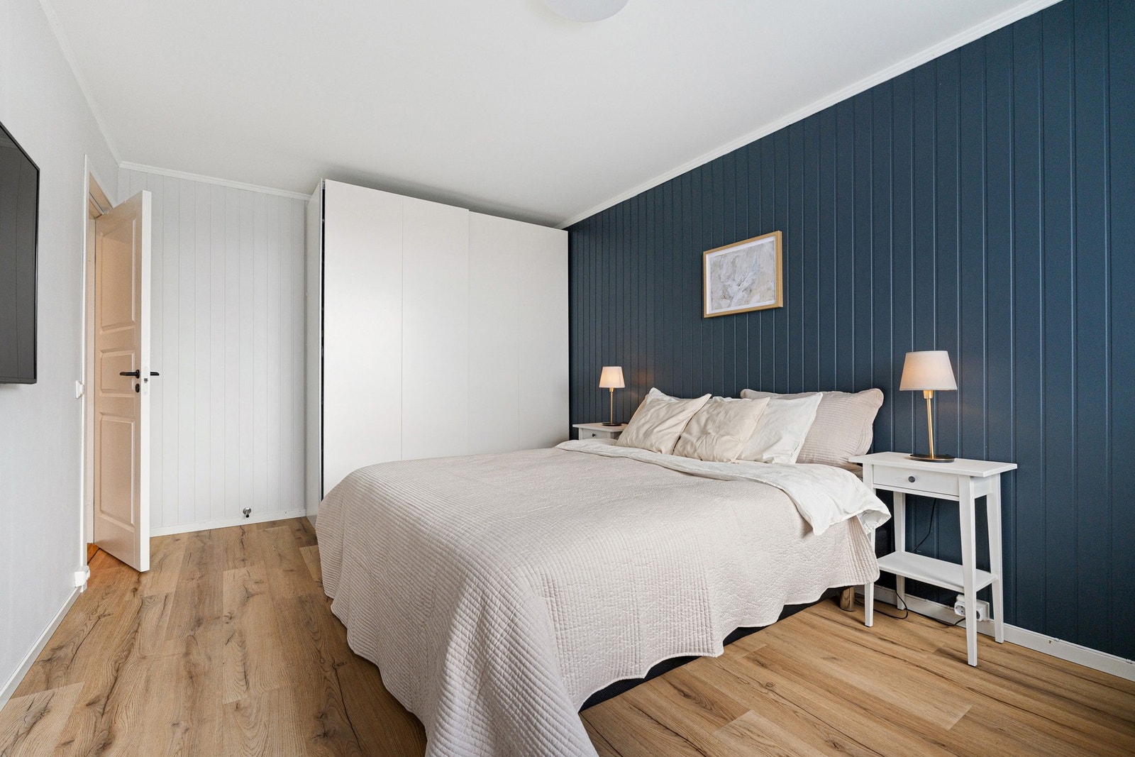 God plass til dobbeltseng og praktisk skyvedørsgarderobe. Galleribilde