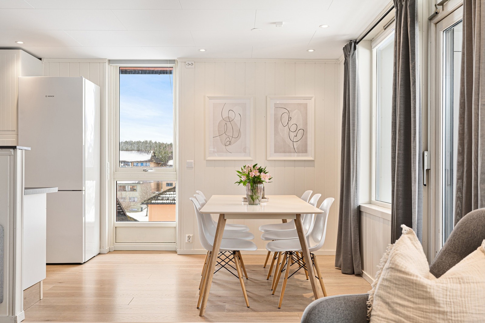 God plass til spisegruppe i naturlig tilknytning til kjøkkenet. Galleribilde