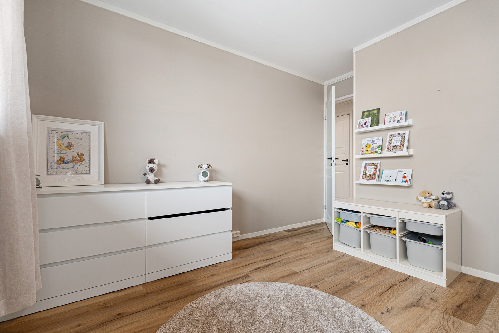 Soverommet er malt i lyse og tidsriktige farger. Galleribilde