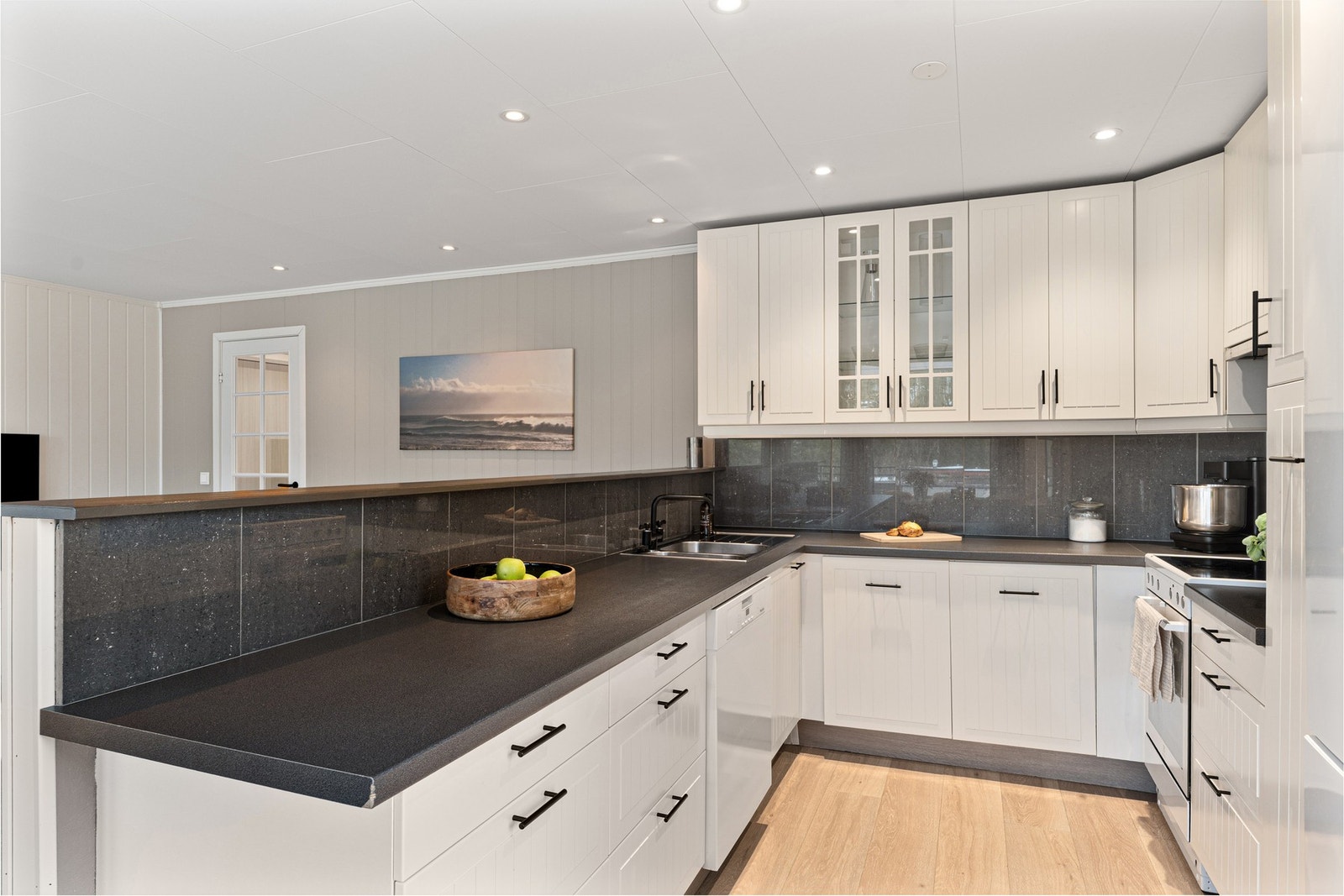 God skap- og benkeplass på kjøkkenet. Galleribilde