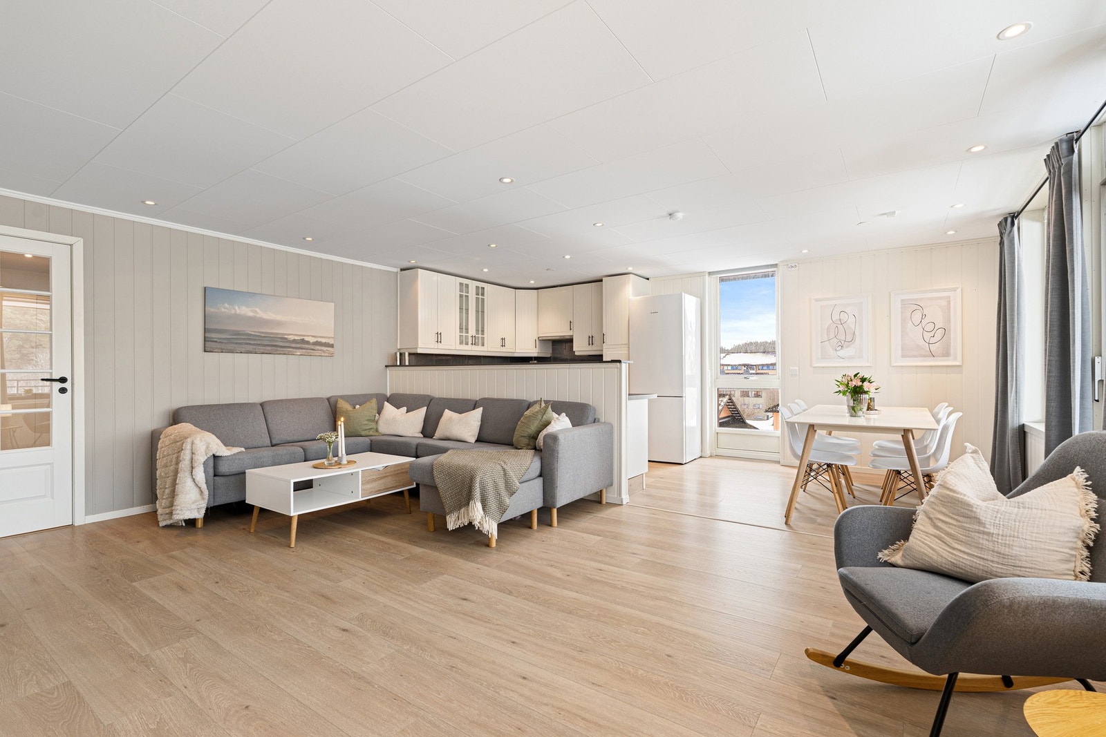 Velkommen til en svært innbydende og flott 4-roms endeleilighet i 4. etasje. Galleribilde