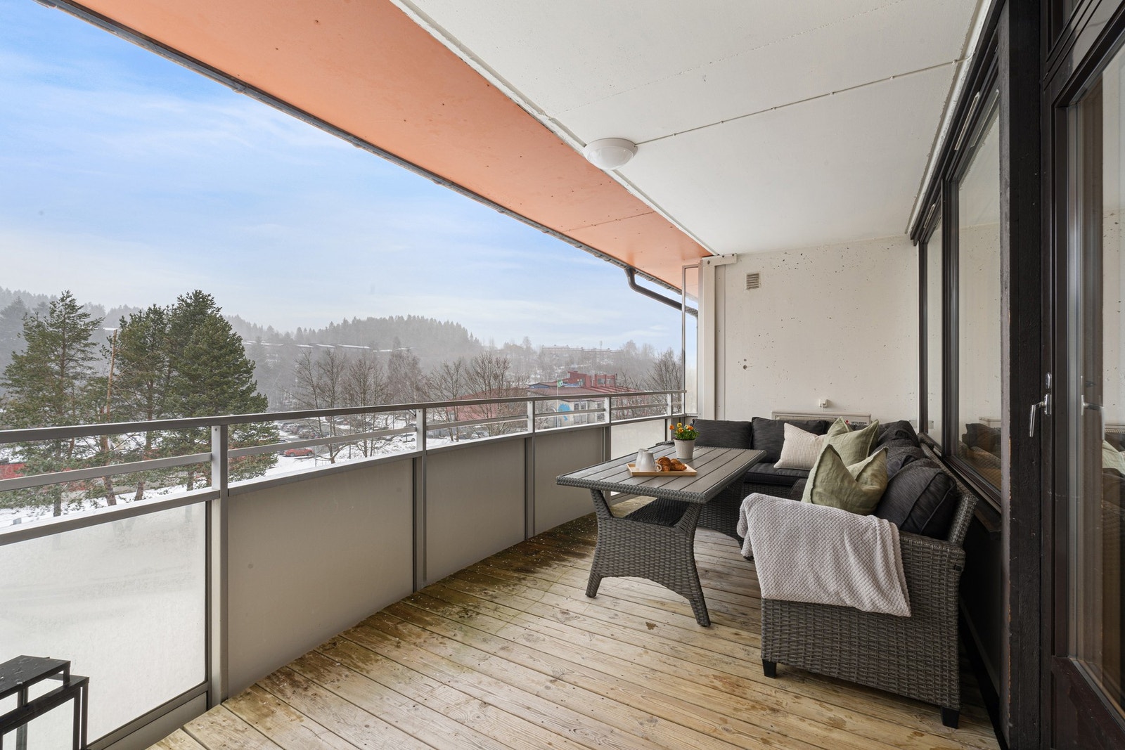 Balkongen er på 13 kvm og vendt mot friområde. Galleribilde