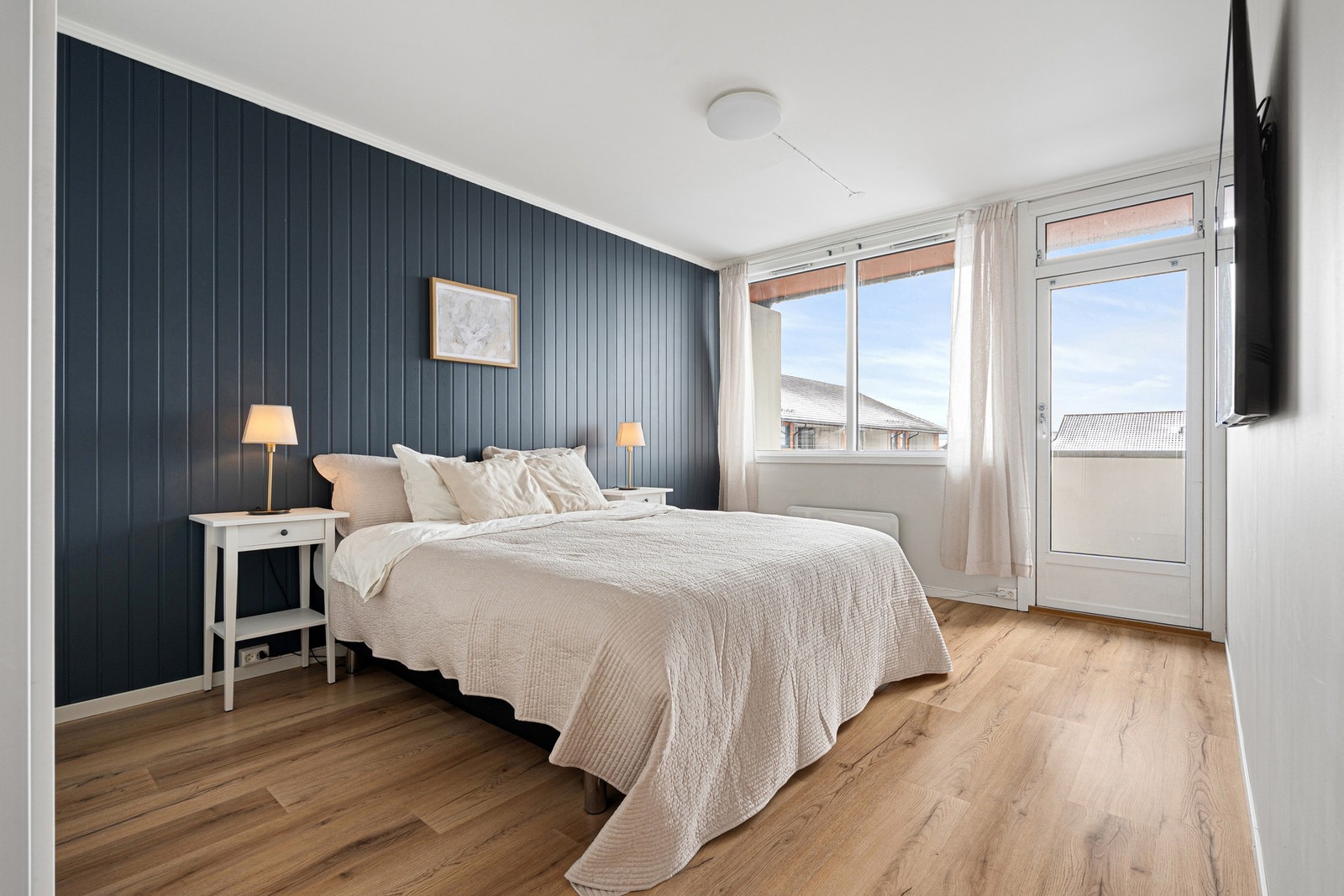 Romslig soverom på 14,5 kvm. Galleribilde