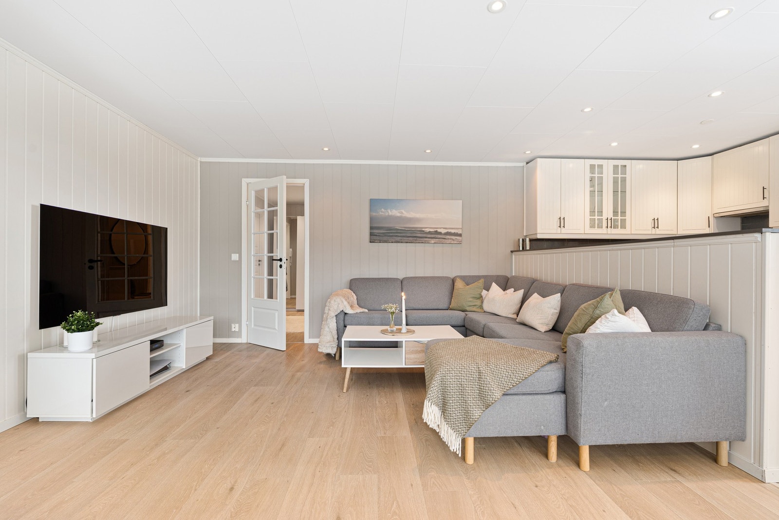 Leiligheten har en gjennomgående god standard med flotte farge- og materialvalg. Galleribilde