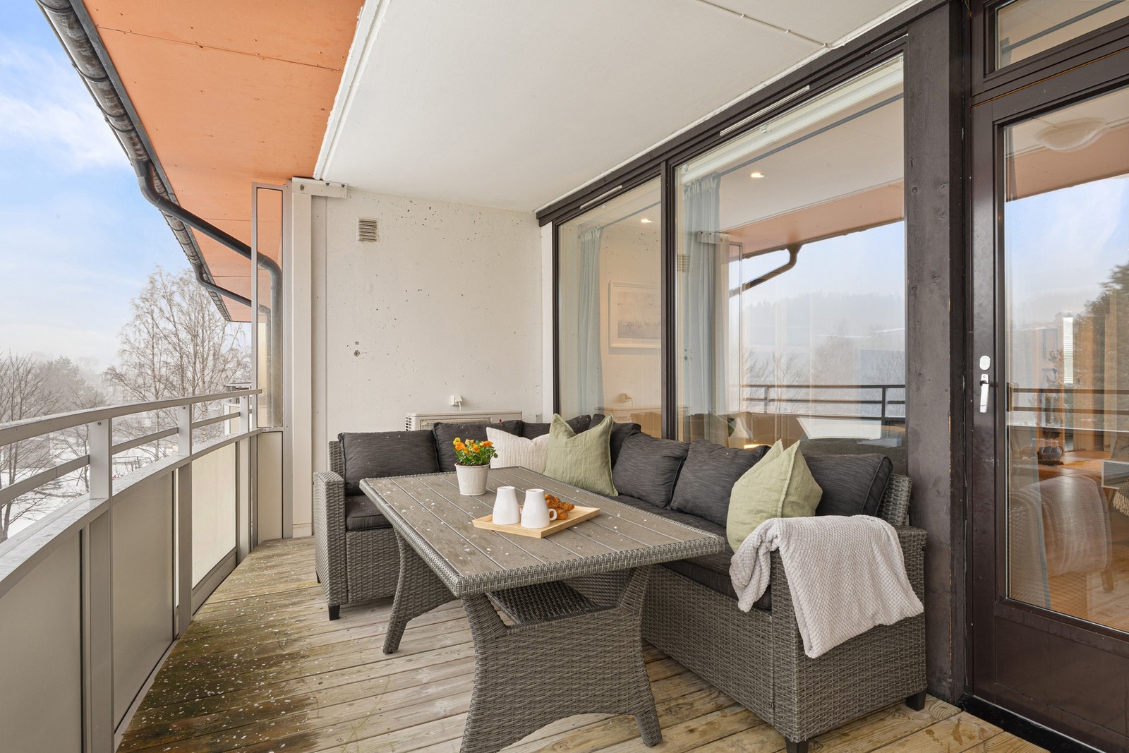 Fra stuen er det utgang til en romslig balkong. Galleribilde
