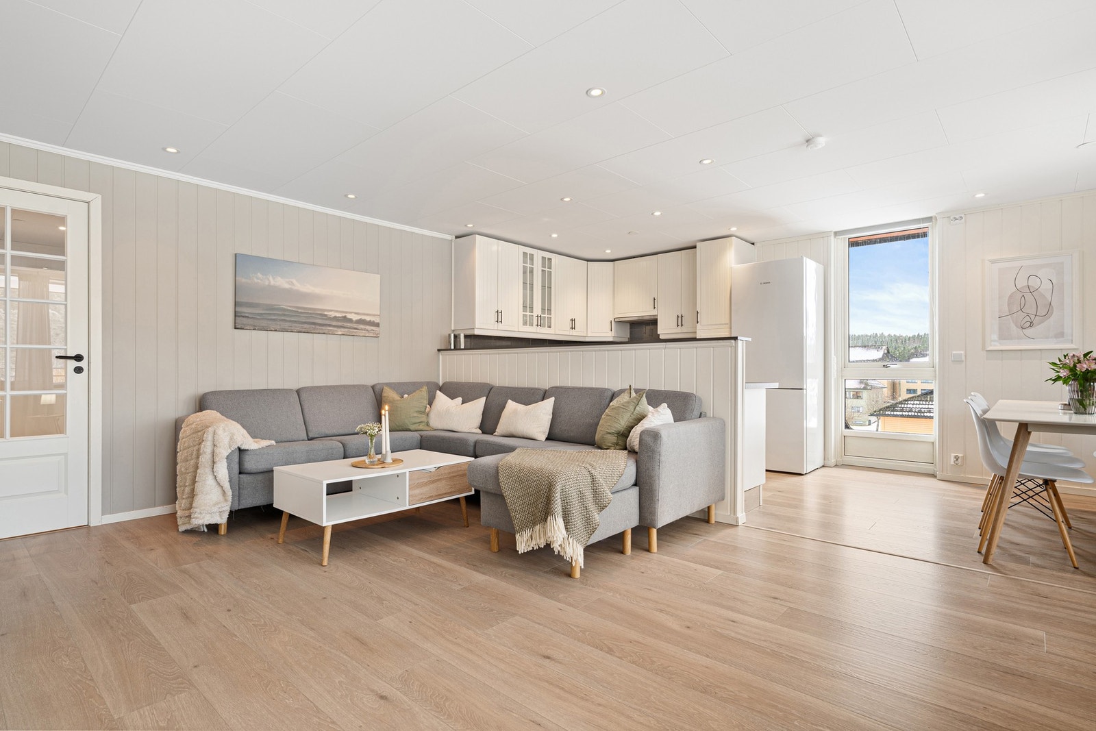 Leiligheten har et bruksareal på 112 kvm med en praktisk planløsning og store oppholdsrom. Galleribilde