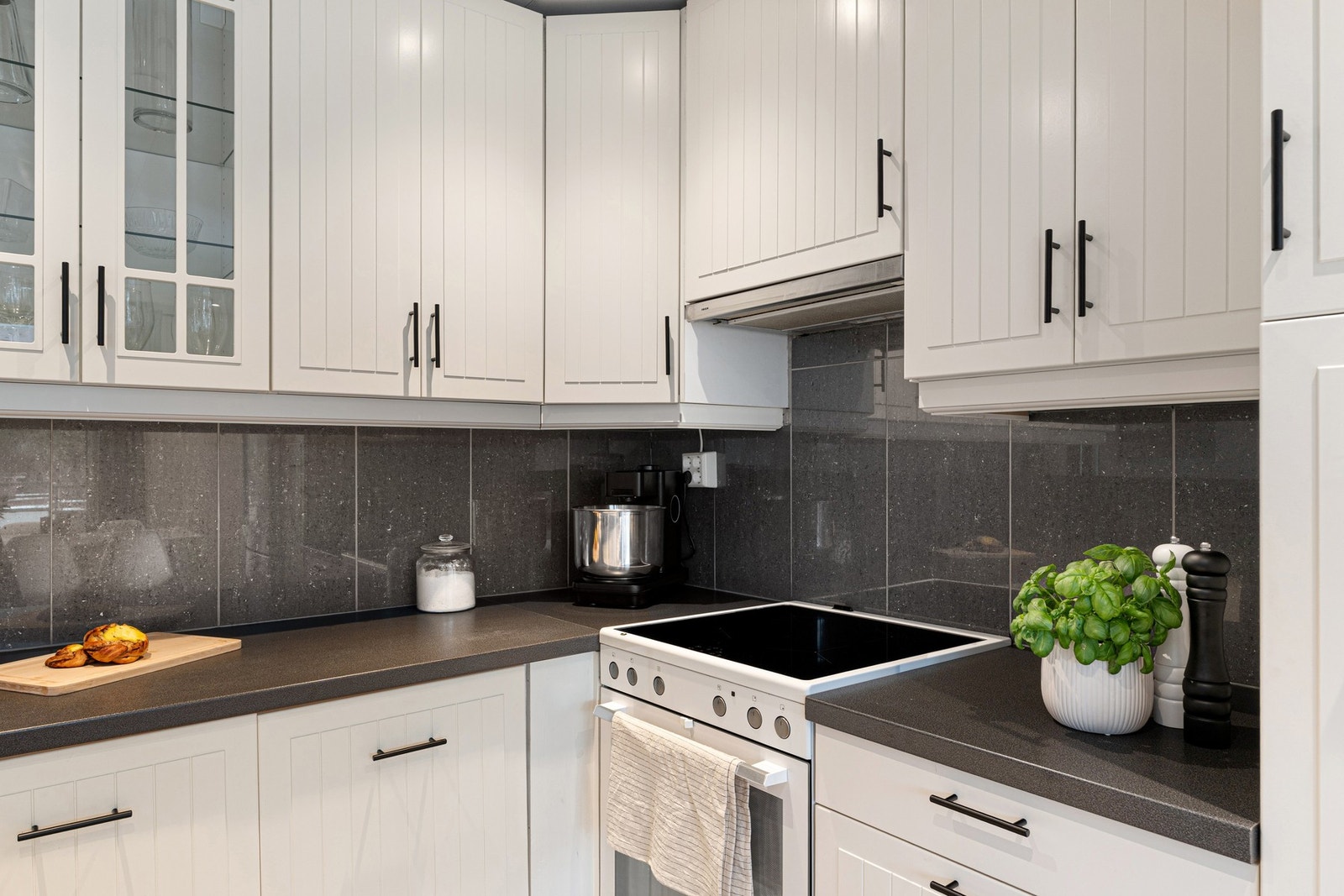 Lyst og pent kjøkken fra 2010. Galleribilde