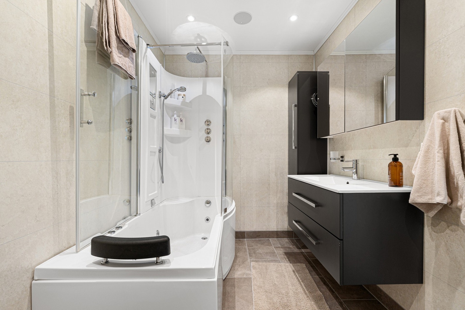 Lekkert og moderne bad fra 2019 med downlights og elektrisk gulvvarme. Galleribilde