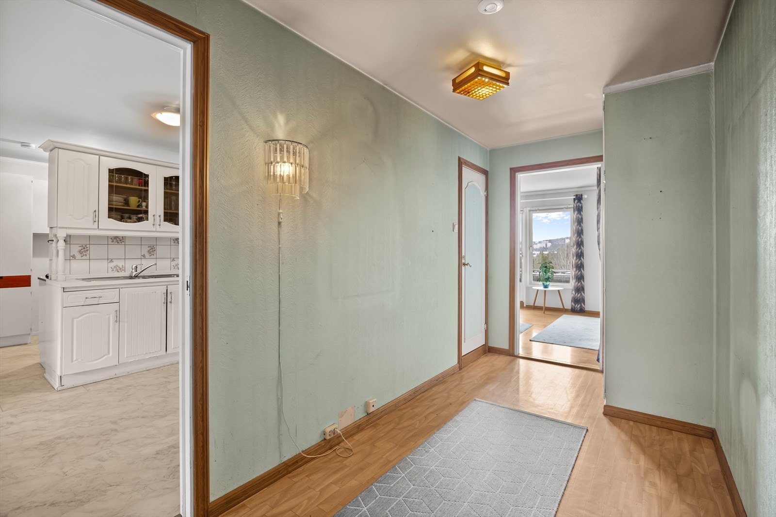 Romslig entré med gode muligheter for oppbevaring, inkludert plass til kommode, garderobeløsning og oppheng av yttertøy og sko. Galleribilde