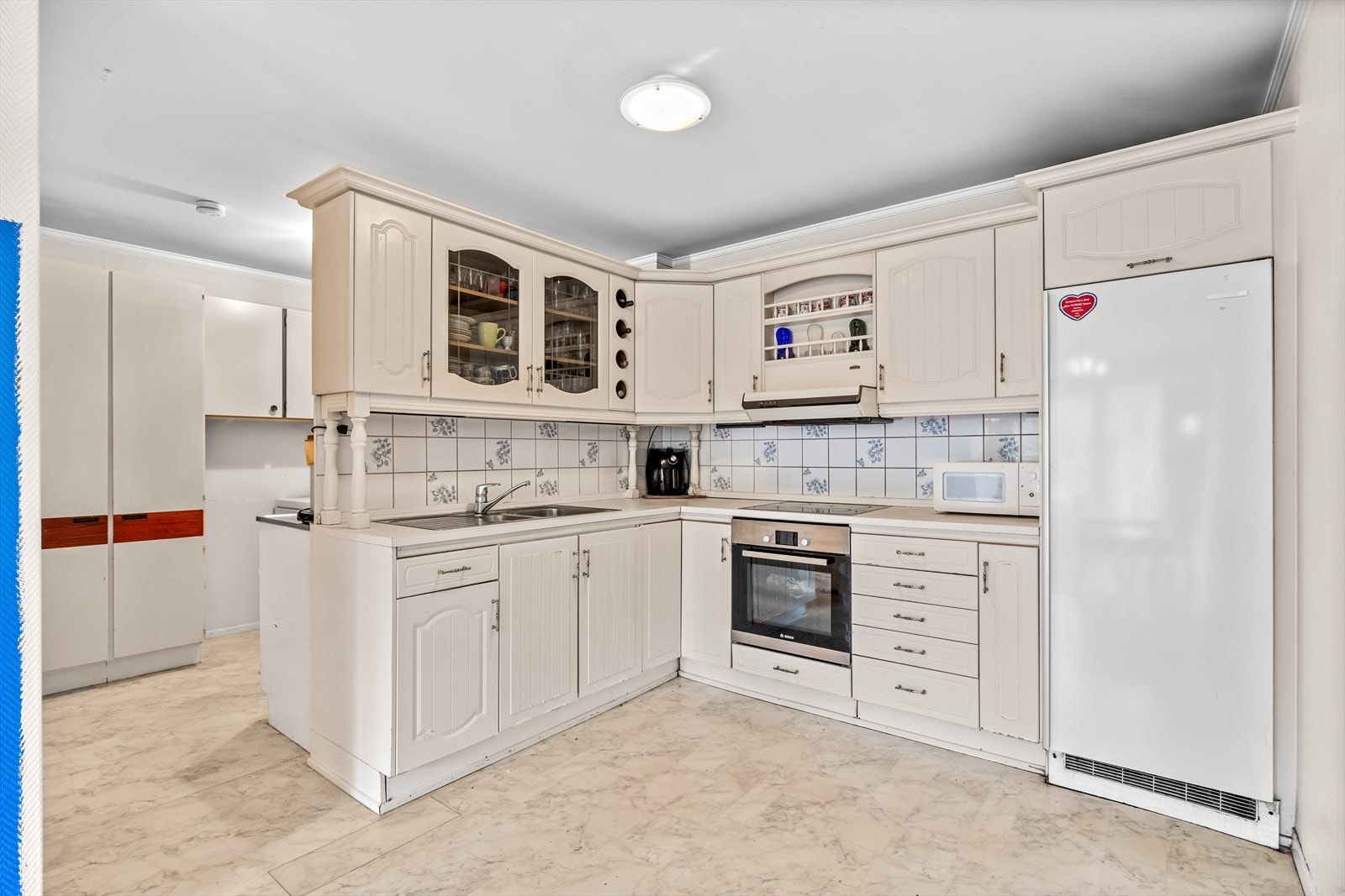 Delvis åpen løsning mot grovkjøkken gir en praktisk og funksjonell hverdag. Galleribilde