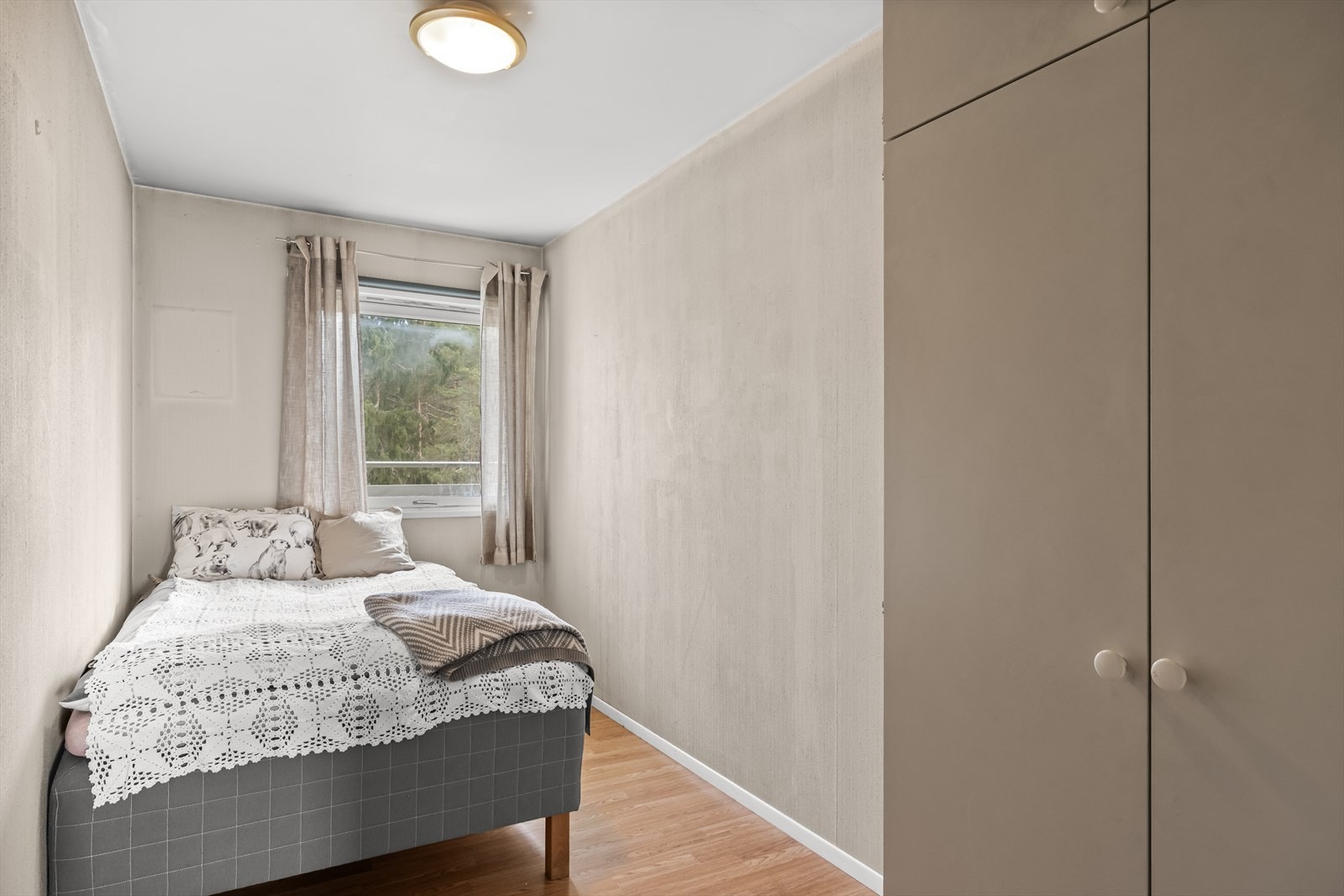 Det andre soverommet har også god størrelse med plass til seng og garderobeløsning. Galleribilde