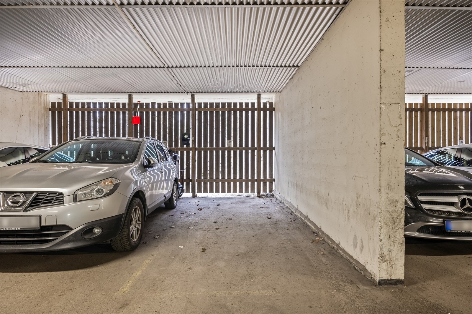 Det medfølger garasjeplass i garasjeanlegg. Godt med gjesteparkering flere steder på sameiets tomt. Galleribilde
