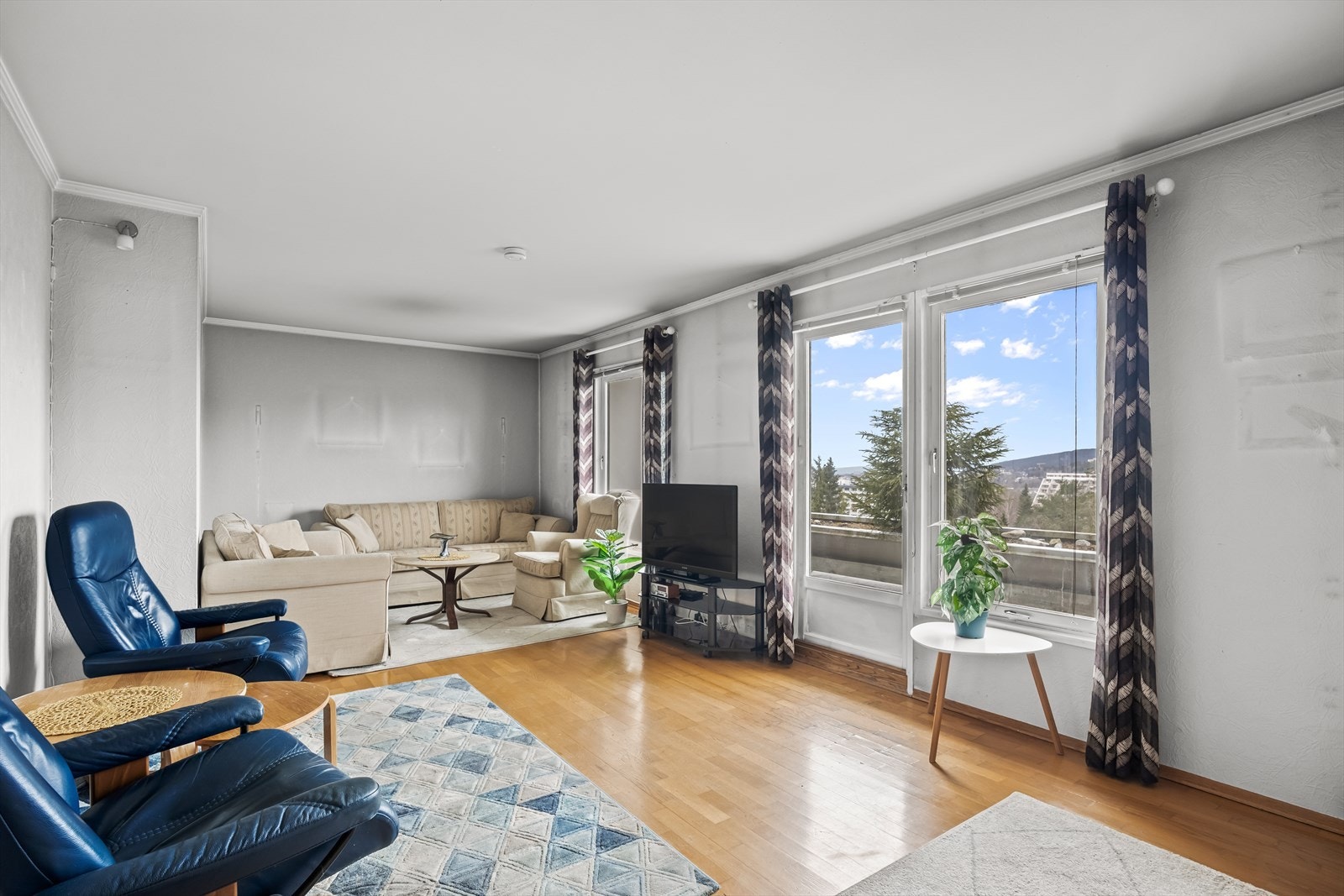 Velkommen til Fossumberget 46! Lys og trivelig 3-roms selveier med god planløsning og skjermet beliggenhet på Stovner. Galleribilde