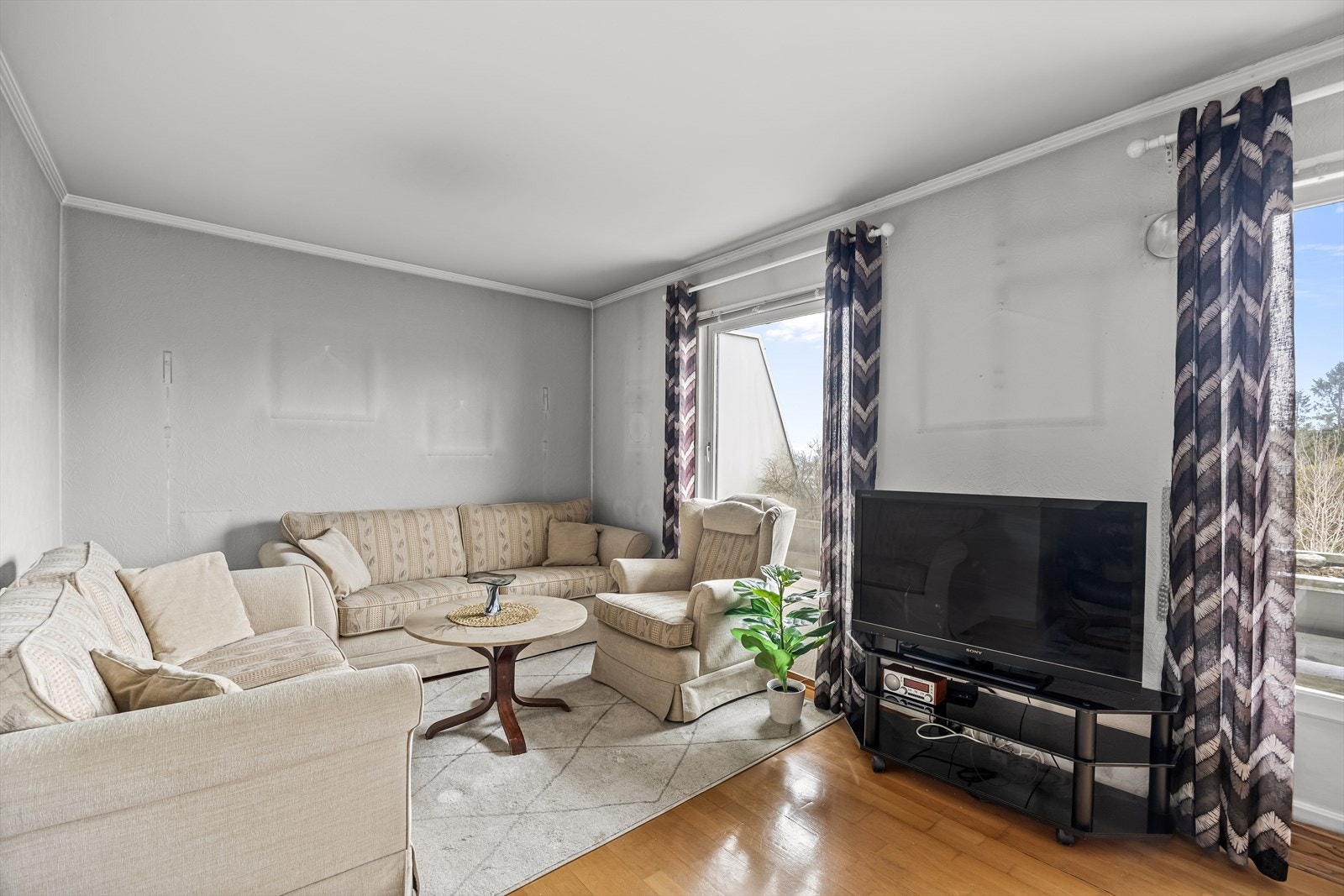 Romslig stue med god plass til både sofagruppe og spisebord, perfekt for sosiale sammenkomster og hyggelige kvelder. Galleribilde