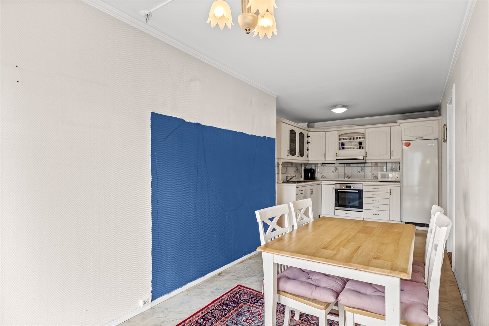 Det er god plass til spisebord, perfekt for både hverdagsmåltider og hyggelige sammenkomster. Galleribilde