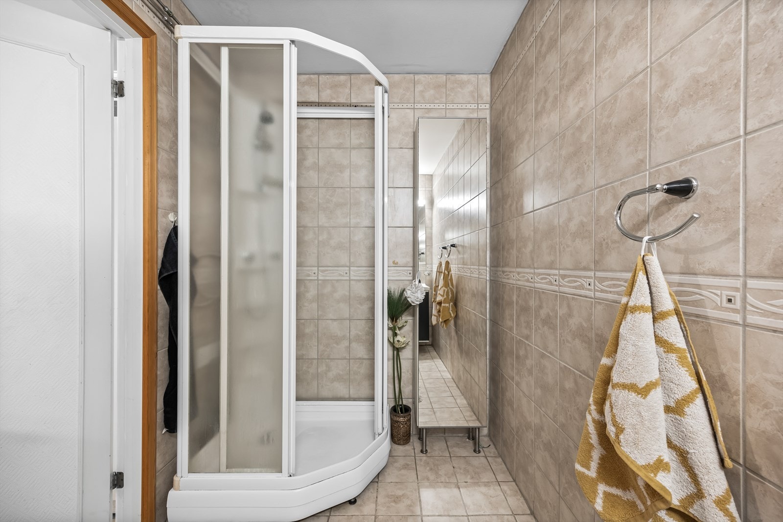 Praktisk innredning med glatte fronter gir et ryddig og funksjonelt uttrykk. Galleribilde