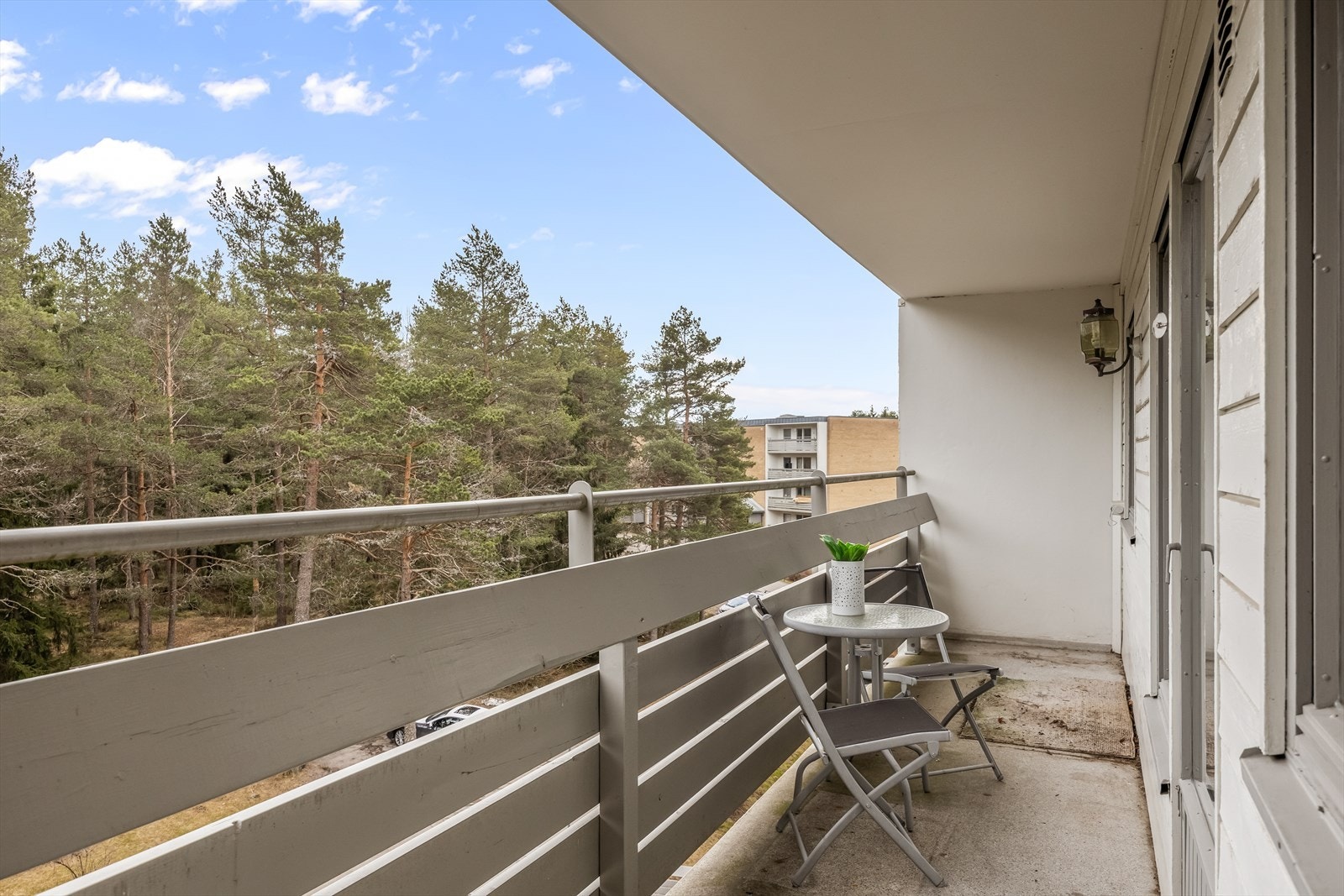 Fra kjøkkenet er det utgang til en romslig balkong. Galleribilde