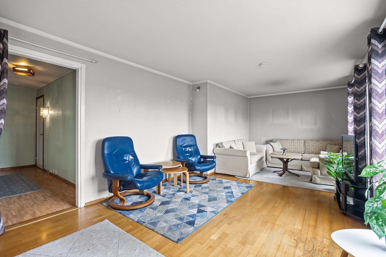 Store vindusflater slipper inn rikelig med naturlig lys og fremhever den nydelige utsikten. Galleribilde