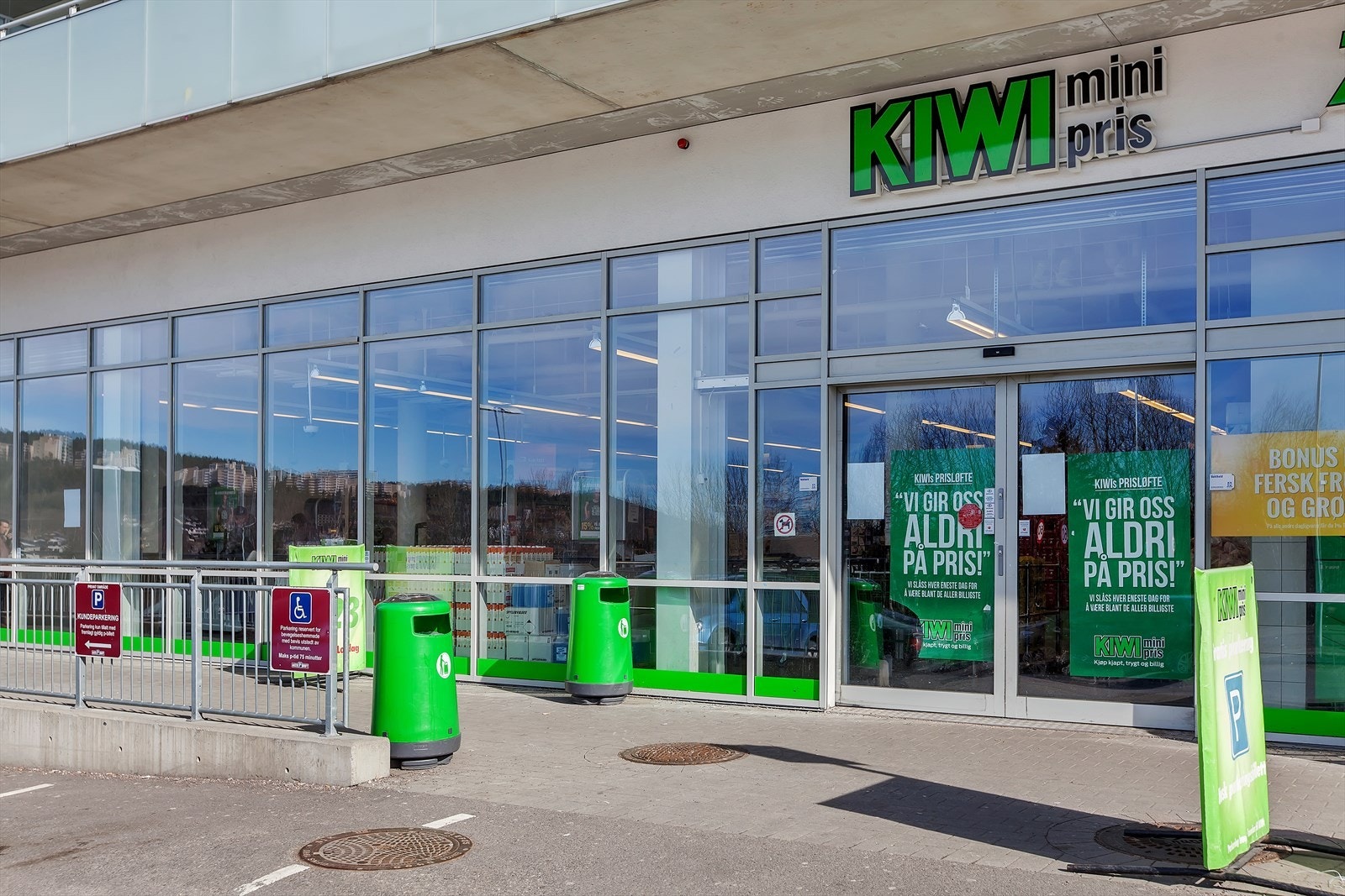 Dagligvarehandel kan gjøres enkelt i nærområdet med flere butikker som Kiwi, Meny og Coop Extra. Galleribilde