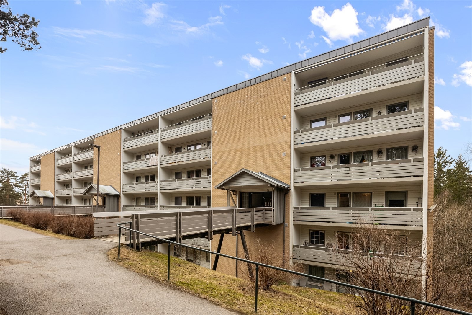 Leiligheten har balkong med flott utsikt, to bad og praktisk grovkjøkken, samt romslig stue og gode oppholdsrom. Galleribilde