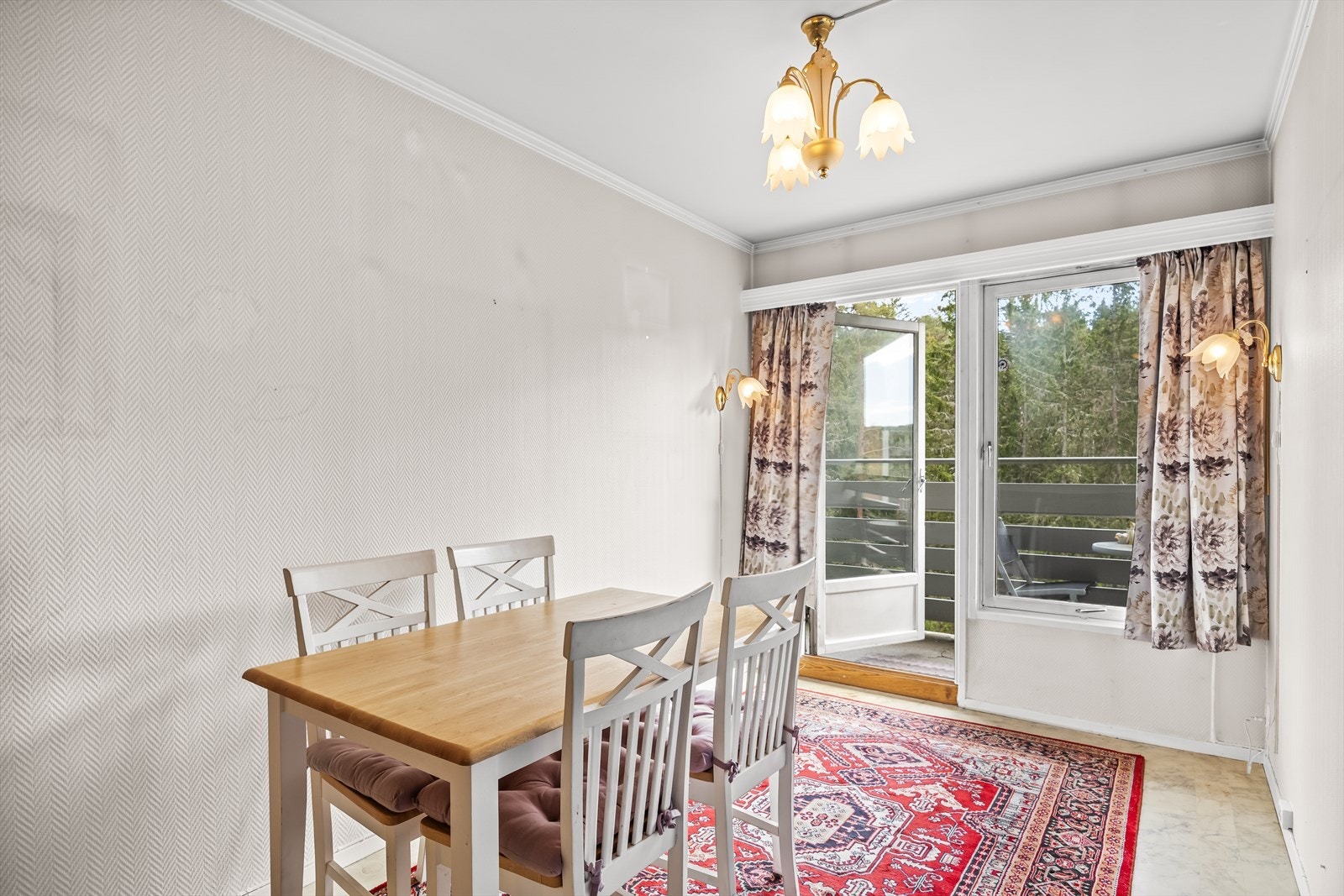 Her er det plass til spisebord hvor man kan nyte måltider i fredelige omgivelser. Galleribilde