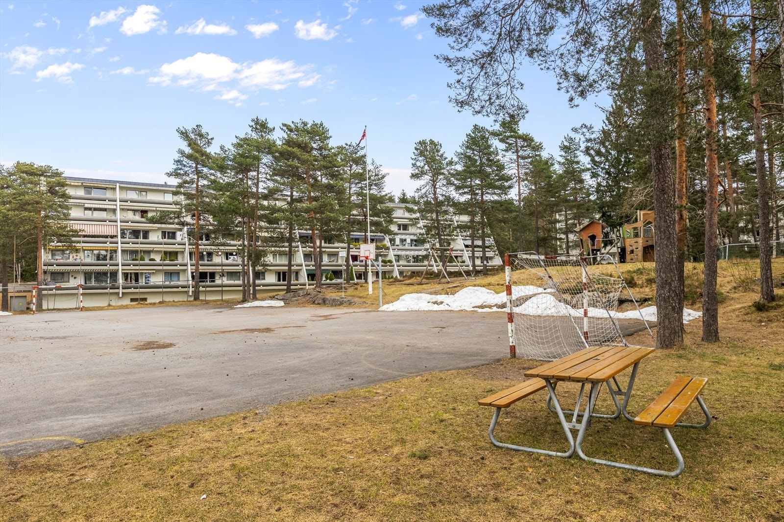 Eiendommen har en attraktiv beliggenhet i markakanten på Stovner, i et sentralt, rolig og barnevennlig boligområde. Galleribilde