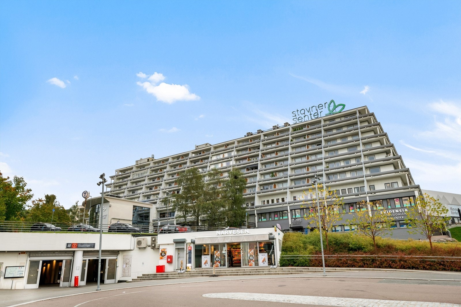 Det er kort gangavstand til Stovner Senter med et bredt utvalg av butikker og servicetilbud, samt gode parkeringsmuligheter. Galleribilde