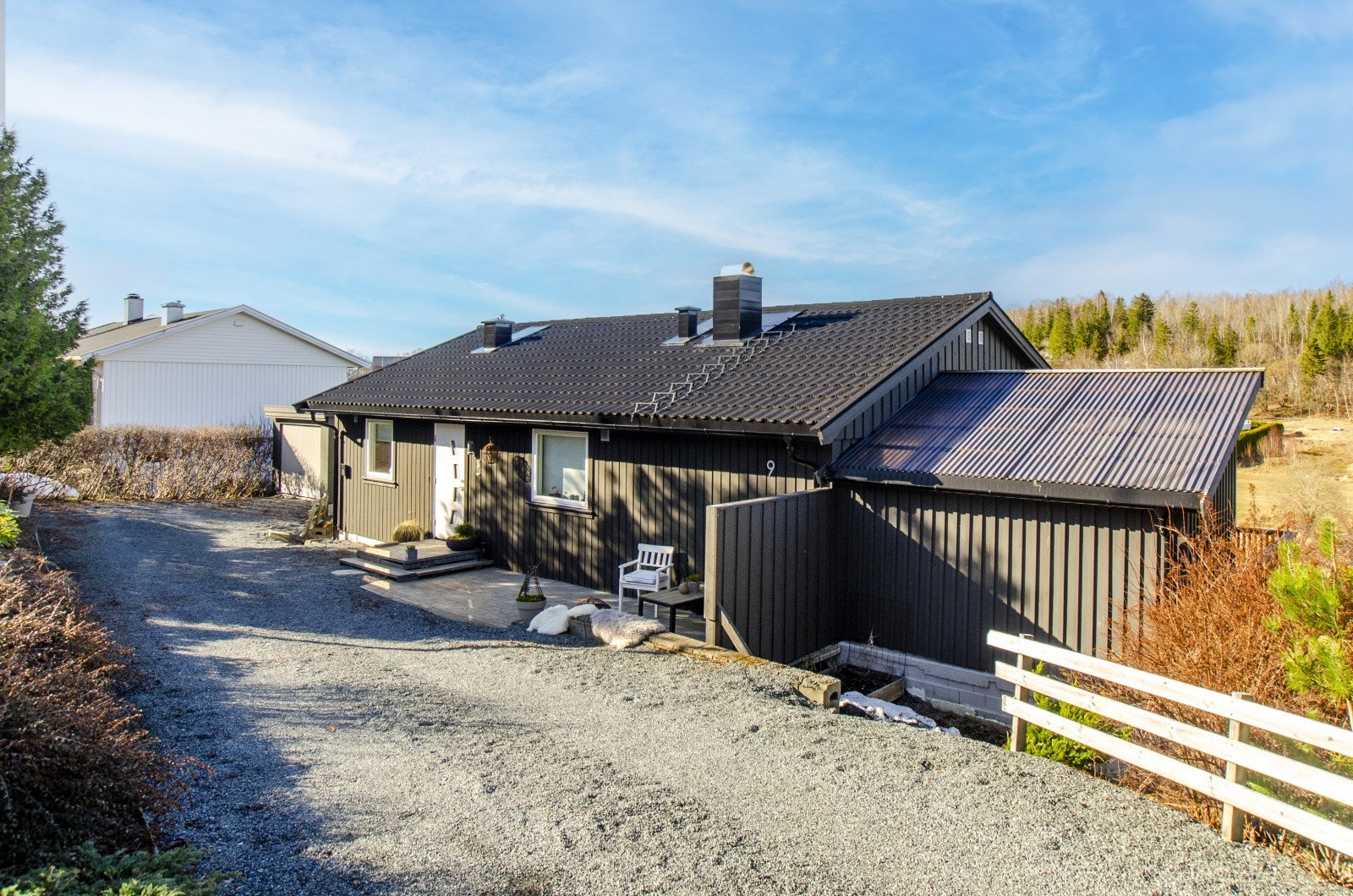Gårdsplass med plass for flere biler. I tillegg har man garasje. Galleribilde