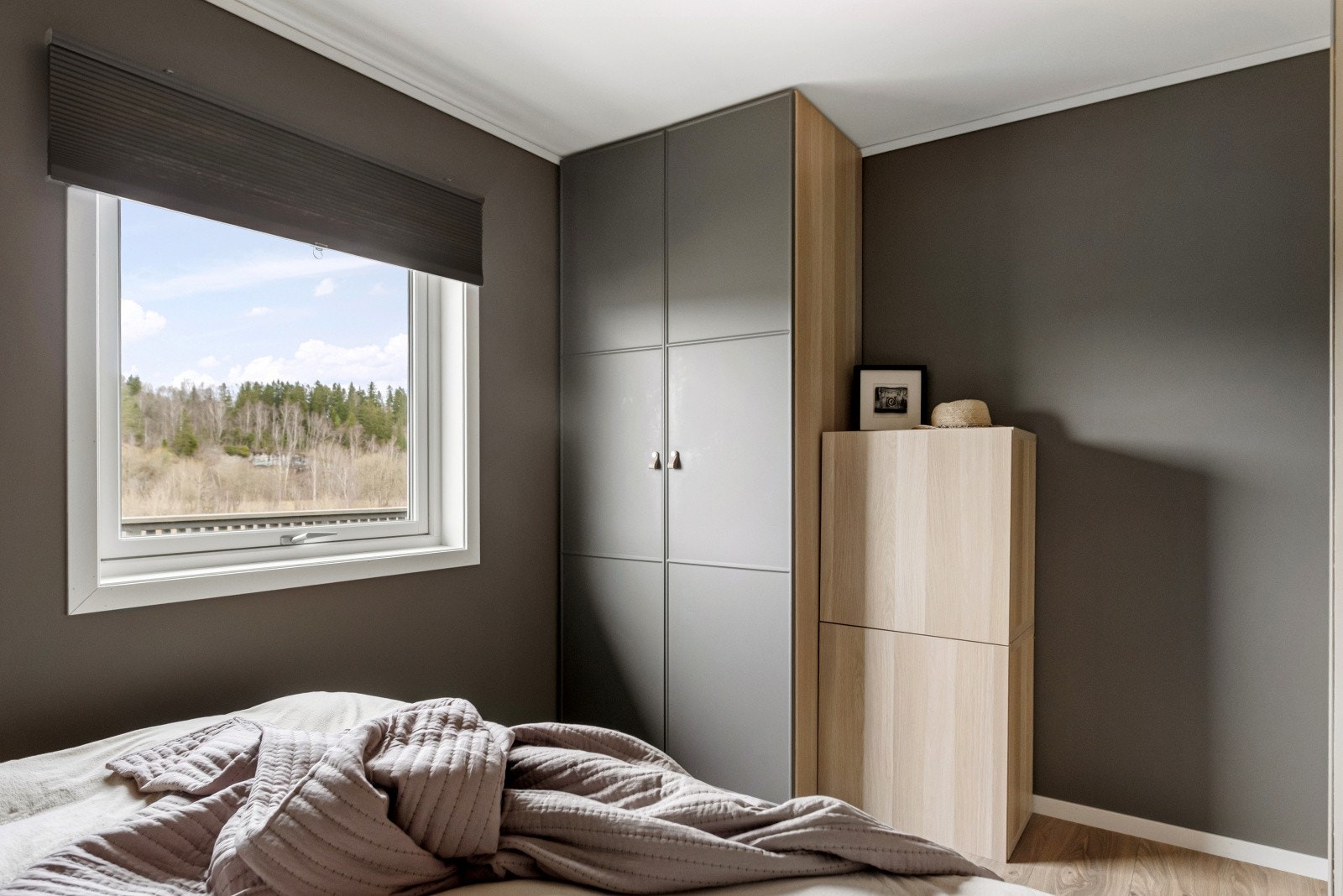 Hovedsoverom med garderobe som medfølger. Galleribilde