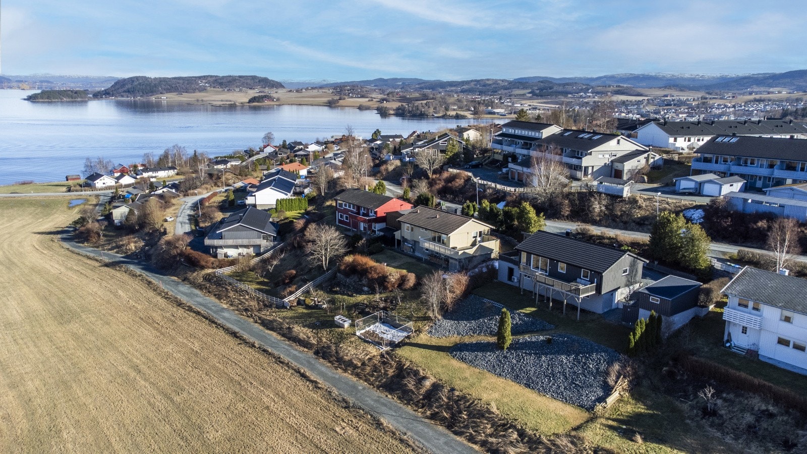 Boligen ligger fint til i et barnevennlig og attraktiv nabolag. Galleribilde