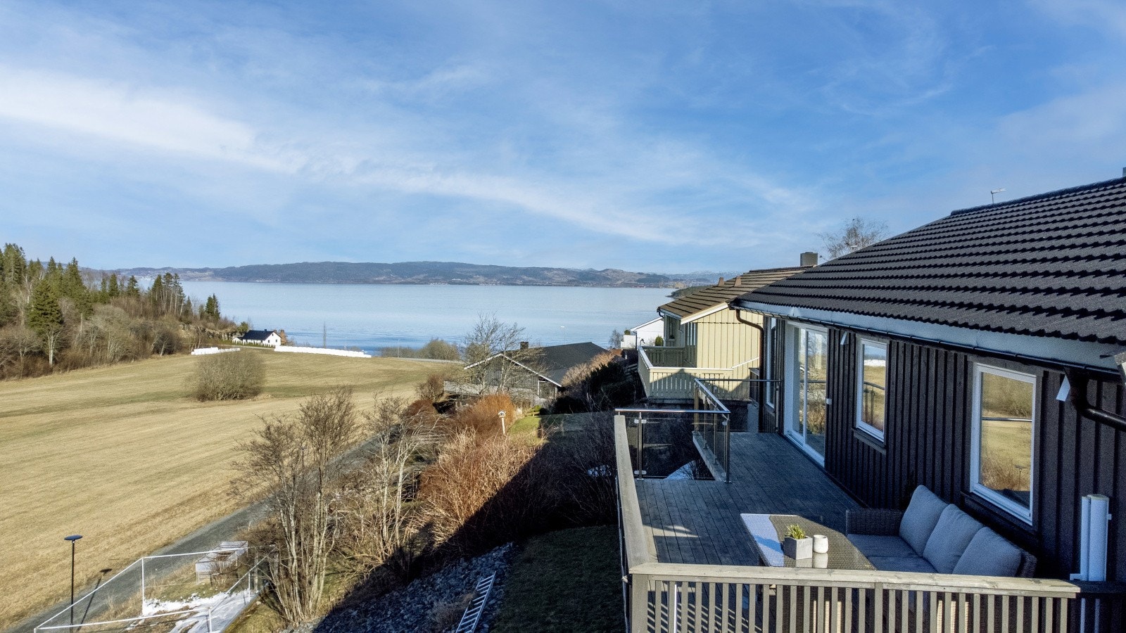 Boligen ligger fint til og nyter gode sol- og utsiktsforhold. Galleribilde