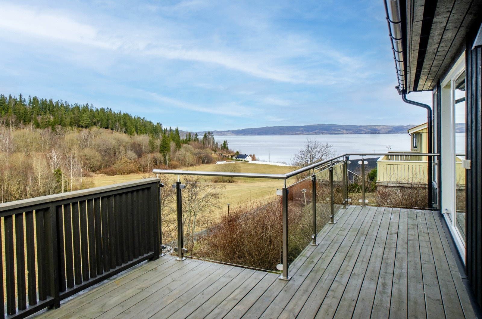 Utsikt mot Kjønstadmarka og fjorden. Galleribilde