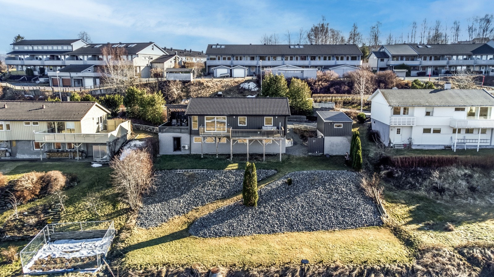 Fra boligen har man tilgang til hage for lek og moro. Galleribilde